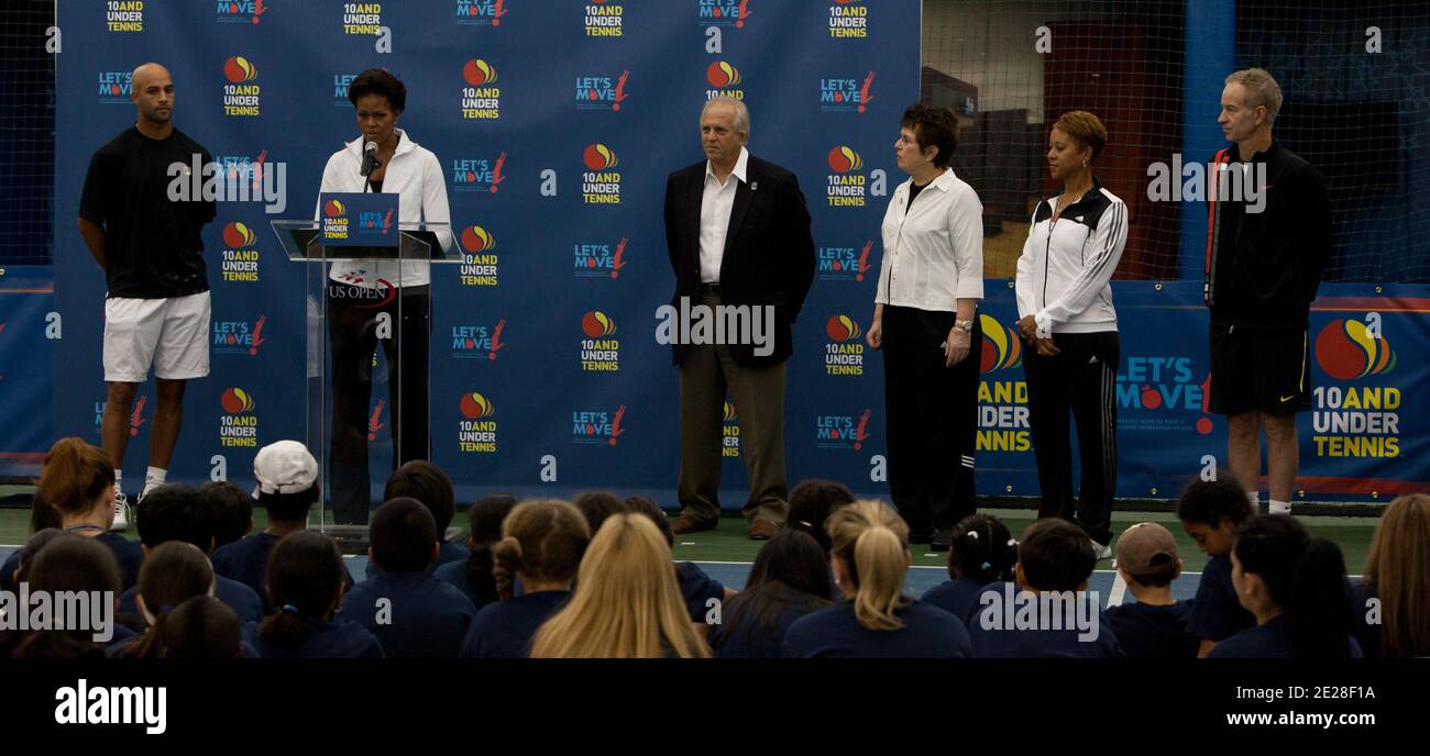 James Blake, Michelle Obama, USTA-Vorsitzender Jon Vegosen, Billie Jean King, Katrina Adams und John McEnroe bei Let's Move! US Open Tennis Klinik in New York City am 9. September 2011. Foto von Andrew Kelly/ABACAPRESS.COM Stockfoto