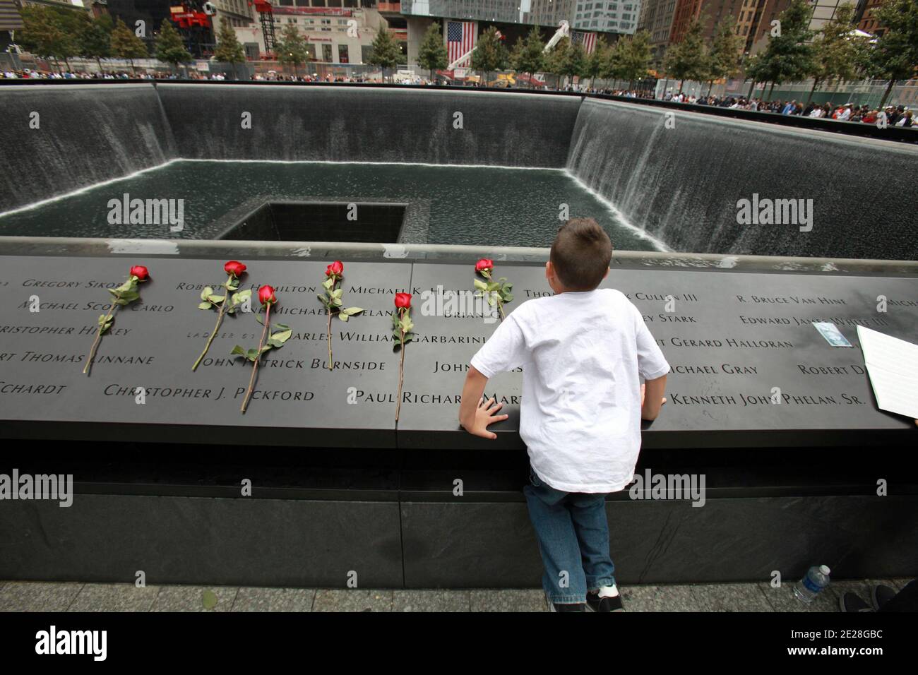 Am 10. Jahrestag der Anschläge vom 11. September, Richter Richard Lopez, 7 aus New Jersey, Wer seinen Großvater Richard Minuccio im Tower 2 verloren hat, steigt am Eröffnungstag des 11. September Memorial am World Trade Center in New York am 11. September 2011 auf, um einen besseren Blick auf den South Memorial Pool zu werfen. Foto von Jefferson Siegel/ABACAPRESS.COM Stockfoto