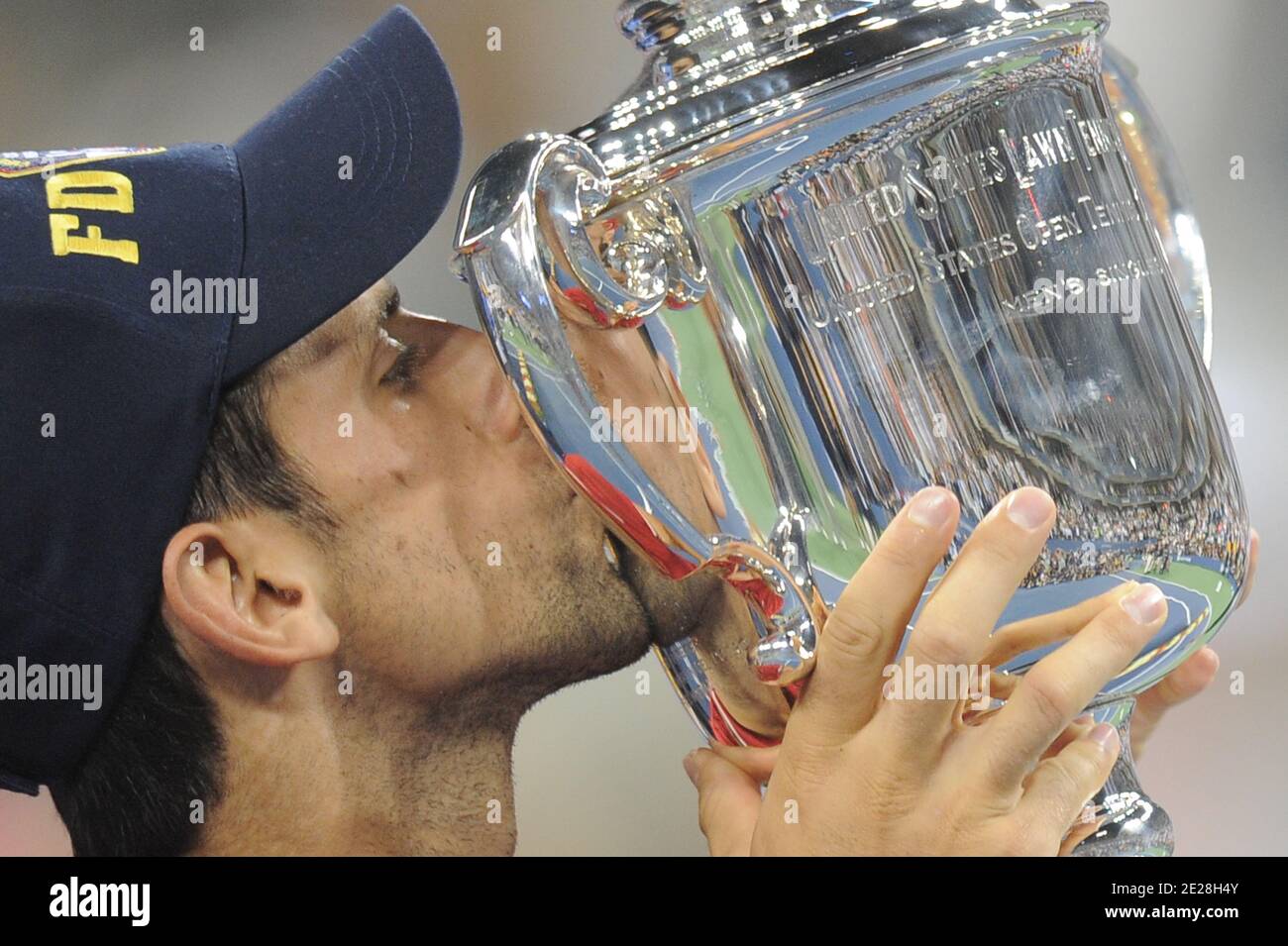 Serbiens Novak Djokovic küsst seine Siegertrophäe nach den Niederlagen 6-2, 6-4, 6-7, 6-1, Spaniens Rafael Nadal in ihrem Männerfinale am 15. Tag der US Open in Flushing Meadows in New York City, NY, USA am 12. September 2011. Foto von Mehdi Taamallah/ABACAPRESS.COM Stockfoto