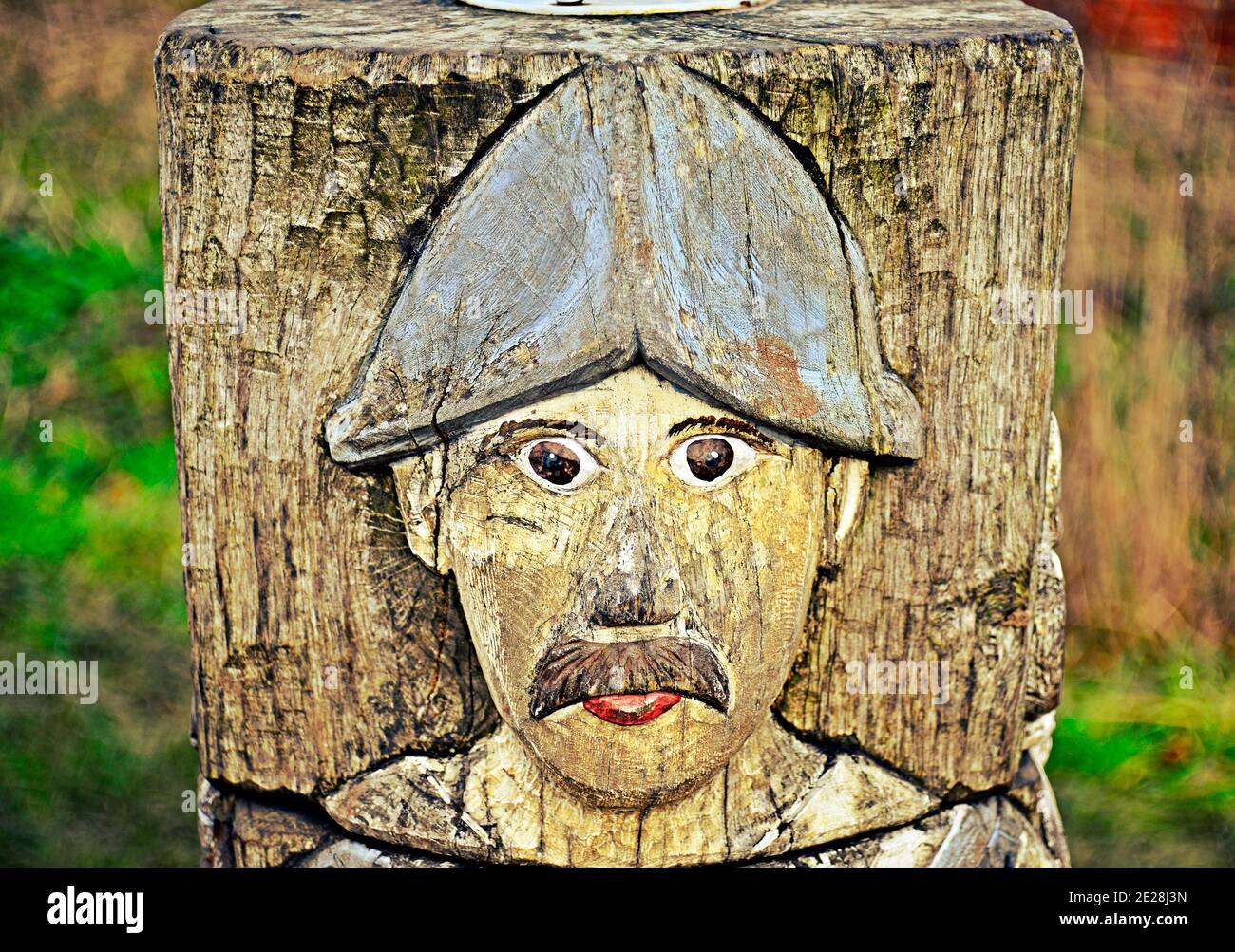 Geschnitzte männliche Figur aus Holz Stockfoto