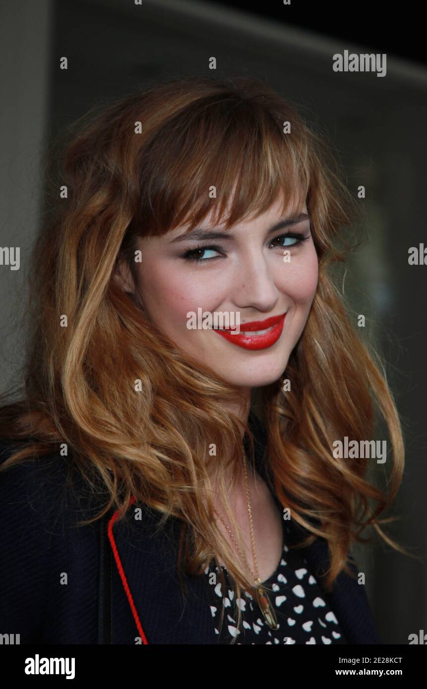 EXKLUSIV. Louise Bourgoin bei einer Fernsehsendung in Paris, Frankreich, am 14. September 2011. Foto von Denis Guignebourg/ABACAPRESS.COM Stockfoto