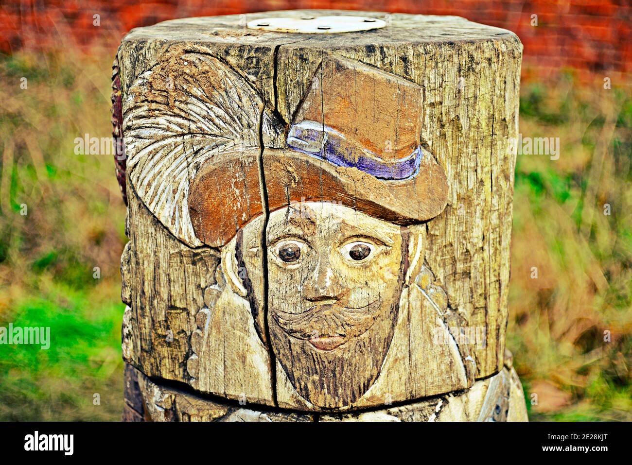 Geschnitzte Holzfigur eines Männchens Stockfoto