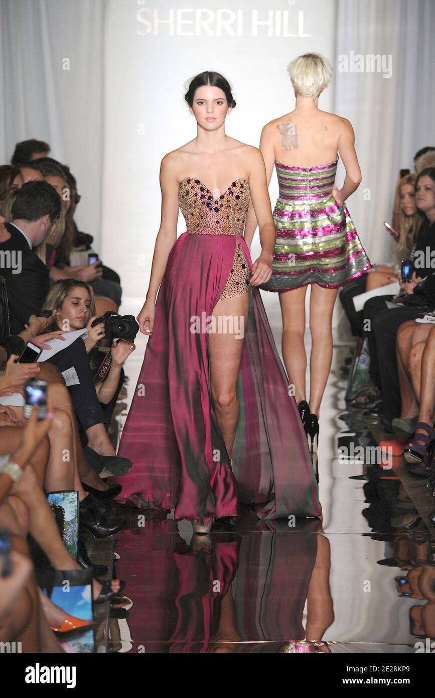 Kendall Jenner läuft am 14. September 2011 während des 'Abends' von Sherri Hill Spring 2012 Collection im Trump Tower Grand Corridor in New York City, NY, USA. Foto von Graylock/ABACAPRESS.COM Stockfoto