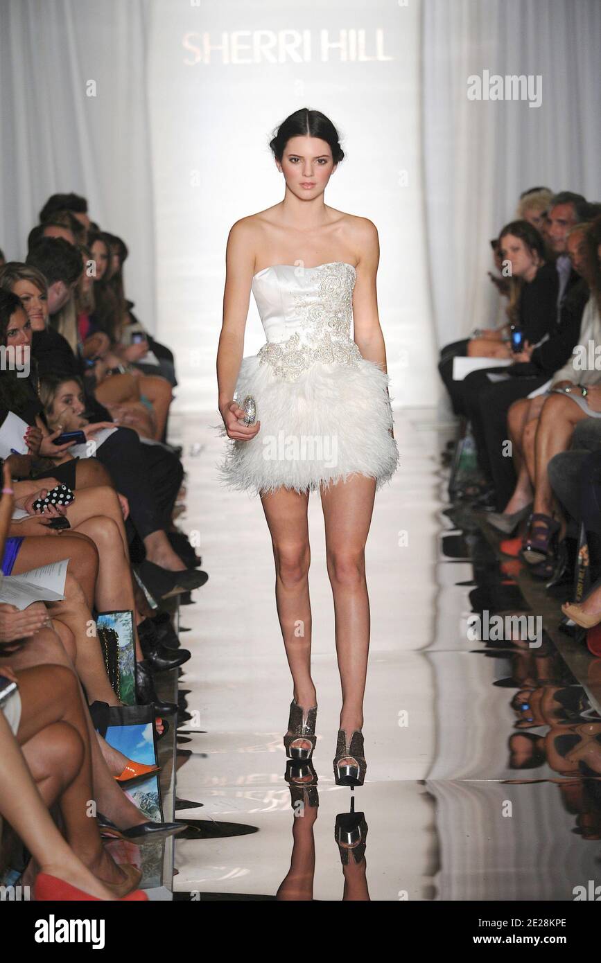 Kendall Jenner läuft am 14. September 2011 während des 'Abends' von Sherri Hill Spring 2012 Collection im Trump Tower Grand Corridor in New York City, NY, USA. Foto von Graylock/ABACAPRESS.COM Stockfoto
