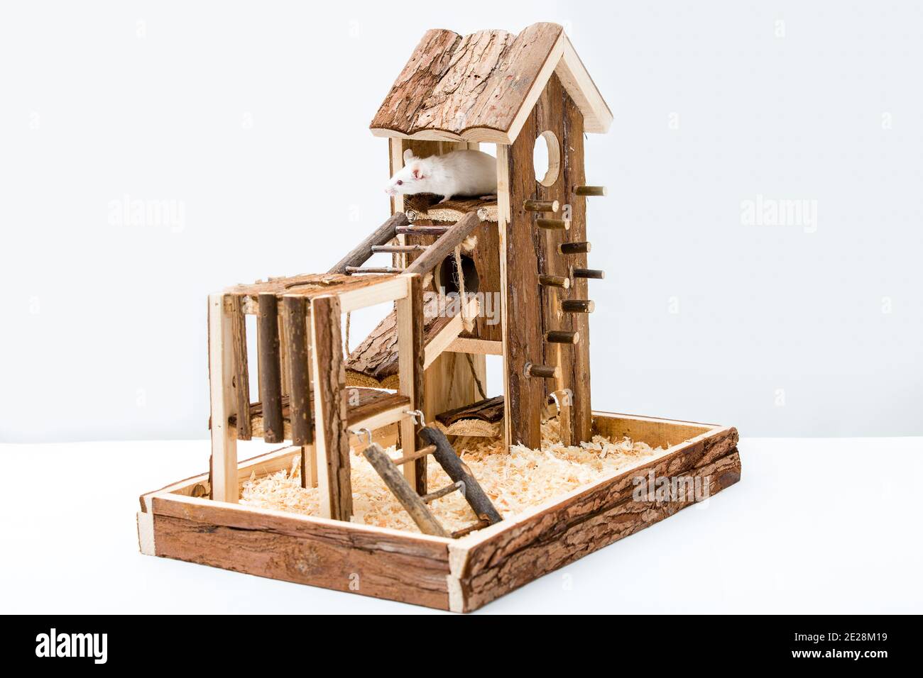 Spielplatz aus Naturholz für Nagetiere auf weißem Hintergrund. Natürliches Wohnhaus für Hamster, Keimchen, Mäuse Stockfoto