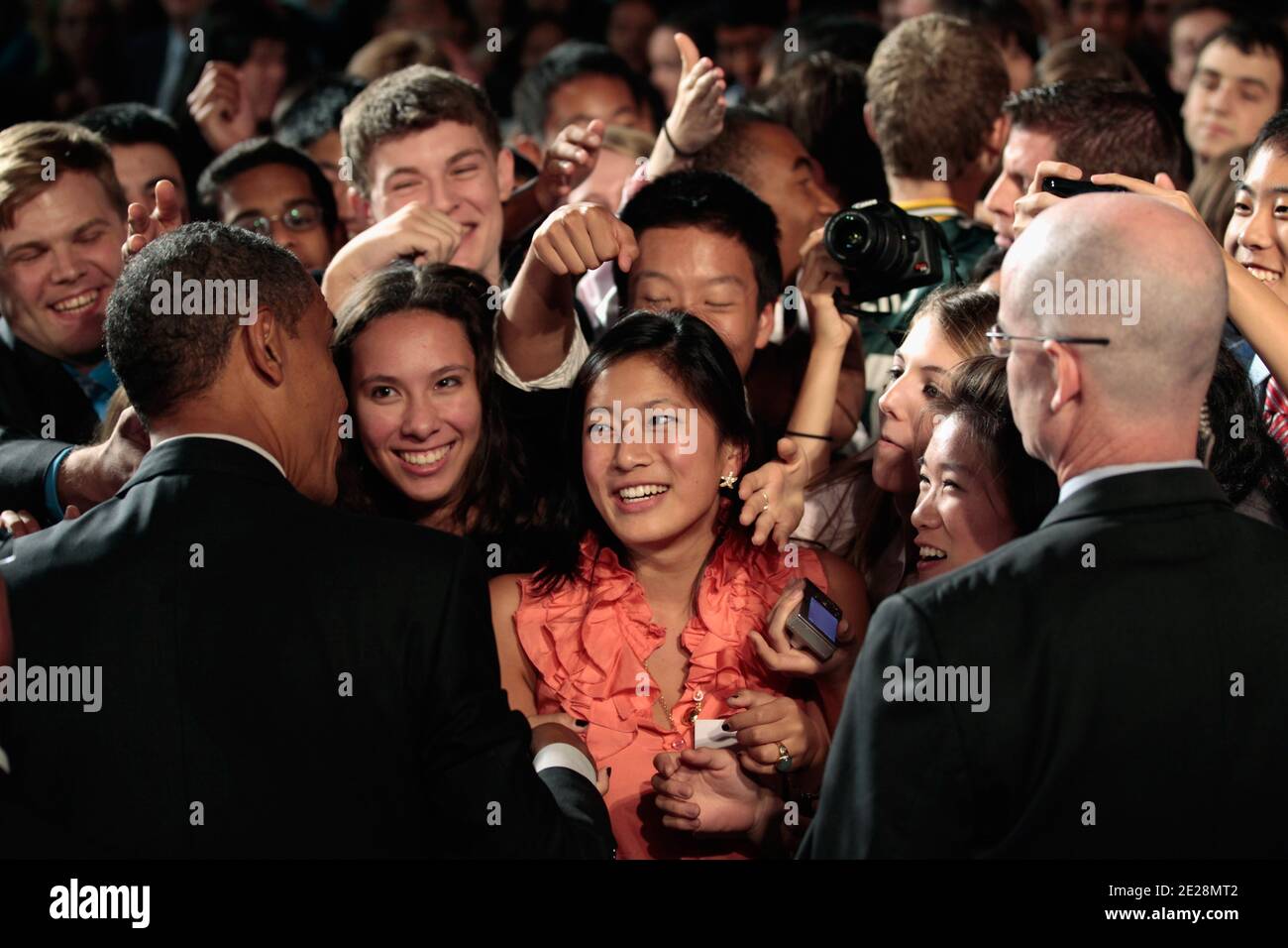 Us-Präsident Barack Obama Schüttelt Die Hände Mit Studenten, Lehrern,  Wirtschaftsführern Und Kongressmitgliedern, Nachdem Er Am 16. September  2011 An Der Thomas Jefferson High School For Science And Technology In  Alexandria, Virginia, Usa,