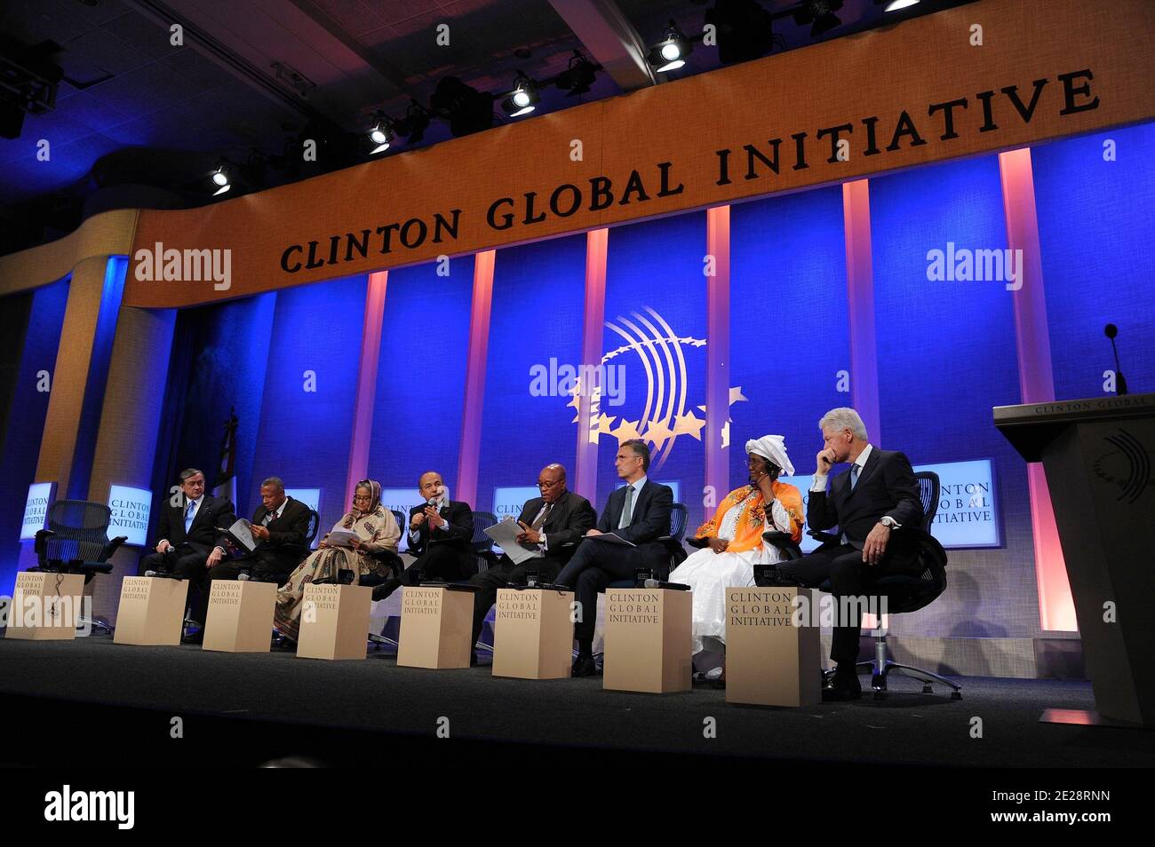 L-R: José Manuel D. Barroso Präsident Europäische Kommission, Danilo Turk Präsident Slowenien, Tillman Thomas Premierminister von Grenada, Scheich Hasina Premierminister von Bangladesch, Felipe Calderon Präsident von Mexiko, Jacob Zuma Präsident Republik Südafrika, Jens Stoltenberg Premierminister Norwegen, Cisse Mariam Kaidama Sidibe Premierminister von Mali und Präsident Bill Clinton auf der Bühne während der Clinton Global Initiative 2011 Jahrestagung, Eröffnung Plenarsitzung Führer Dialog zum Klimawandel im Sheraton New York Hotel and Towers in New York City, NY, USA, 20. September 2011 statt. P Stockfoto