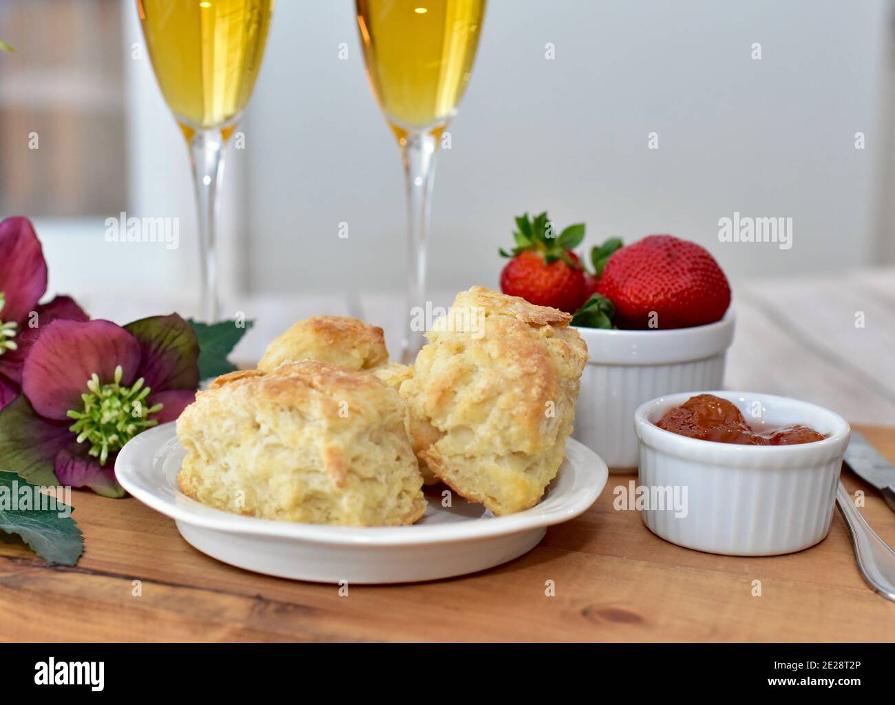 Muttertagsbrunch zum festlichen Frühstück im Bett, Zimmerservice im Hotel. Fotokonzept, Food Hintergrund, Nahaufnahme, Feiertagsbrunch am Wochenende Stockfoto