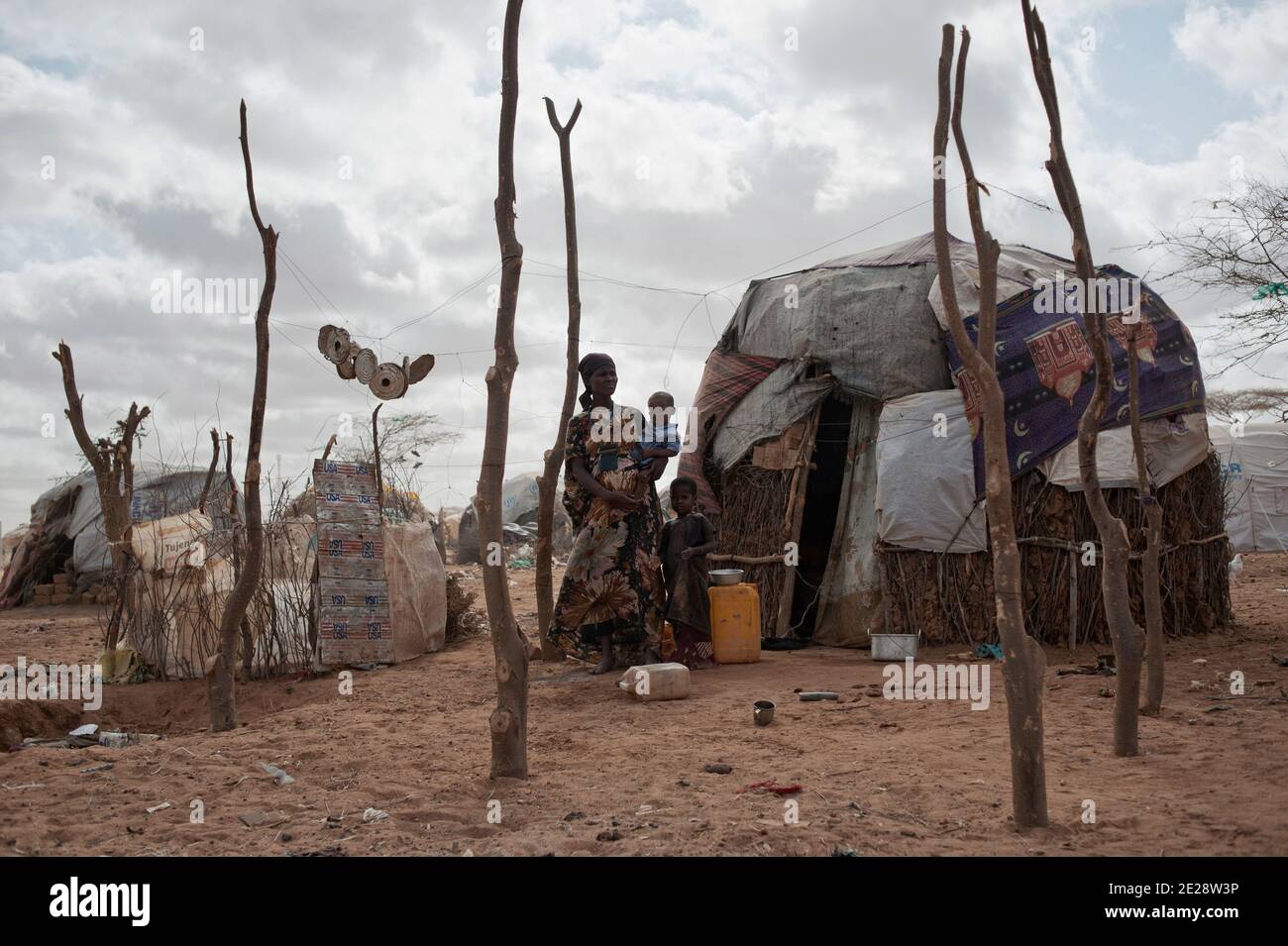 Kadidja ist schwanger im Dadaab Flüchtlingslager in Kenia, am 16. August 2011. Sie wird in der Klinik geboren. Sie muss sich während ihrer Schwangerschaft schützen. Sie wird eine Anti-Malaria-Behandlung nehmen und sich impfen lassen. Kadidja hält einen kleinen Schlüssel um ihren Hals, der die Heimkehr symbolisiert. Vertraulich hofft sie, die cadenas wieder zu eröffnen, die ihre Wohnstätte in Somalia wieder schließen. Sie hält ihren Sohn Aden in den Armen. Foto von Arnaud Finistre/ABACAPRESS.COM Stockfoto