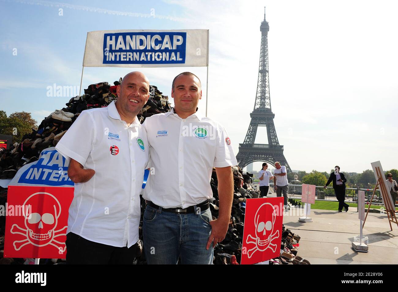 Schwimmer Philippe Croizon und Arnaud Chassery nehmen an der 17. 'Shoe Pyramid' Teil, die von der Vereinigung 'Handicap International' organisiert wurde, um am 24. September 2011 gegen Antipersonenminen am Trocadero in Paris, Frankreich, zu protestieren. Foto von Giancarlo Gorassini/ABACAPRESS.COM Stockfoto