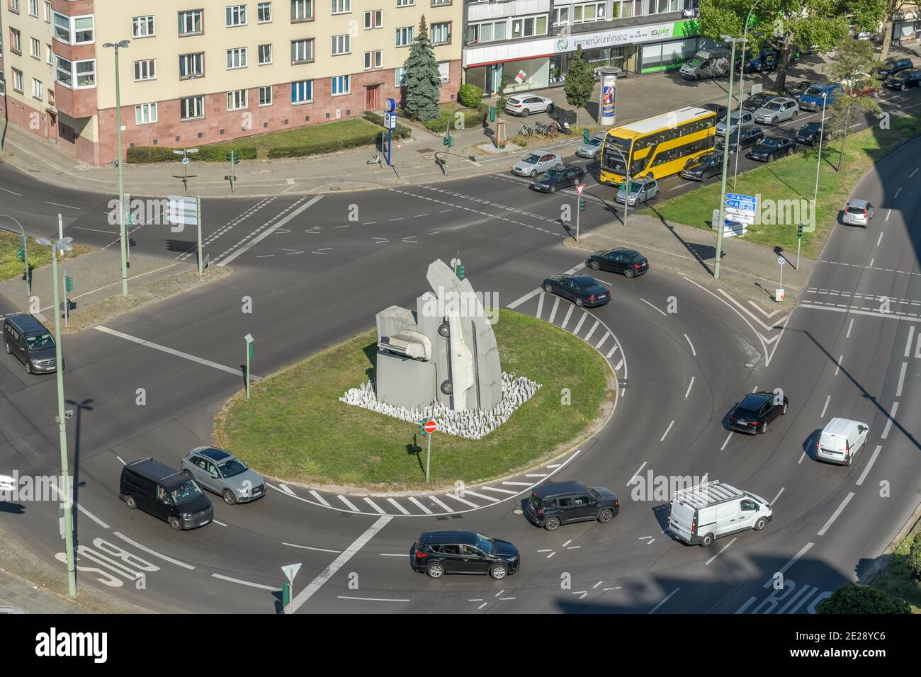 Wolf Vostell Skulptur" 2 Beton Cadillacs in Form der nackten Maja', Rathenauplatz, Halensee, Berlin, Deutschland Stockfoto