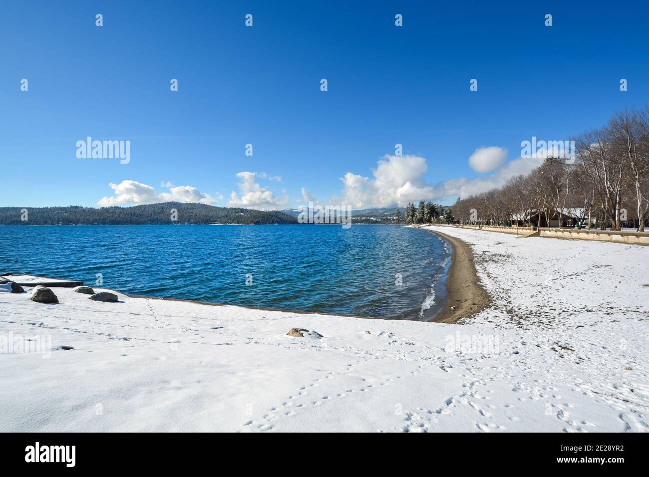 Die Küstenlinie am Stadtstrand und Park entlang des Lake Coeur d'Alene während des Winterschnees in Coeur d'Alene, Idaho, USA. Stockfoto