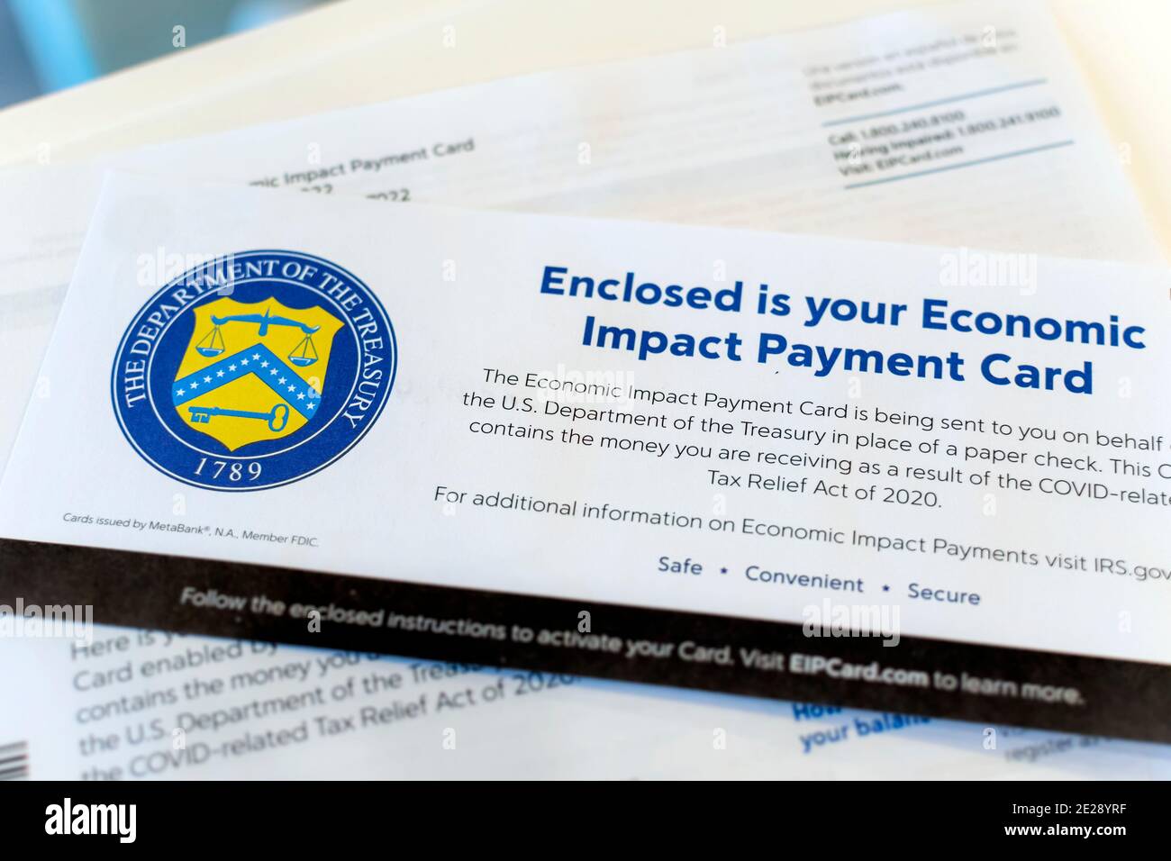 Nahaufnahme des Briefes des US-Finanzministeriums, der die Economic Impact Payment Card aufgrund der COVID-19-Pandemie begleitet. Stockfoto