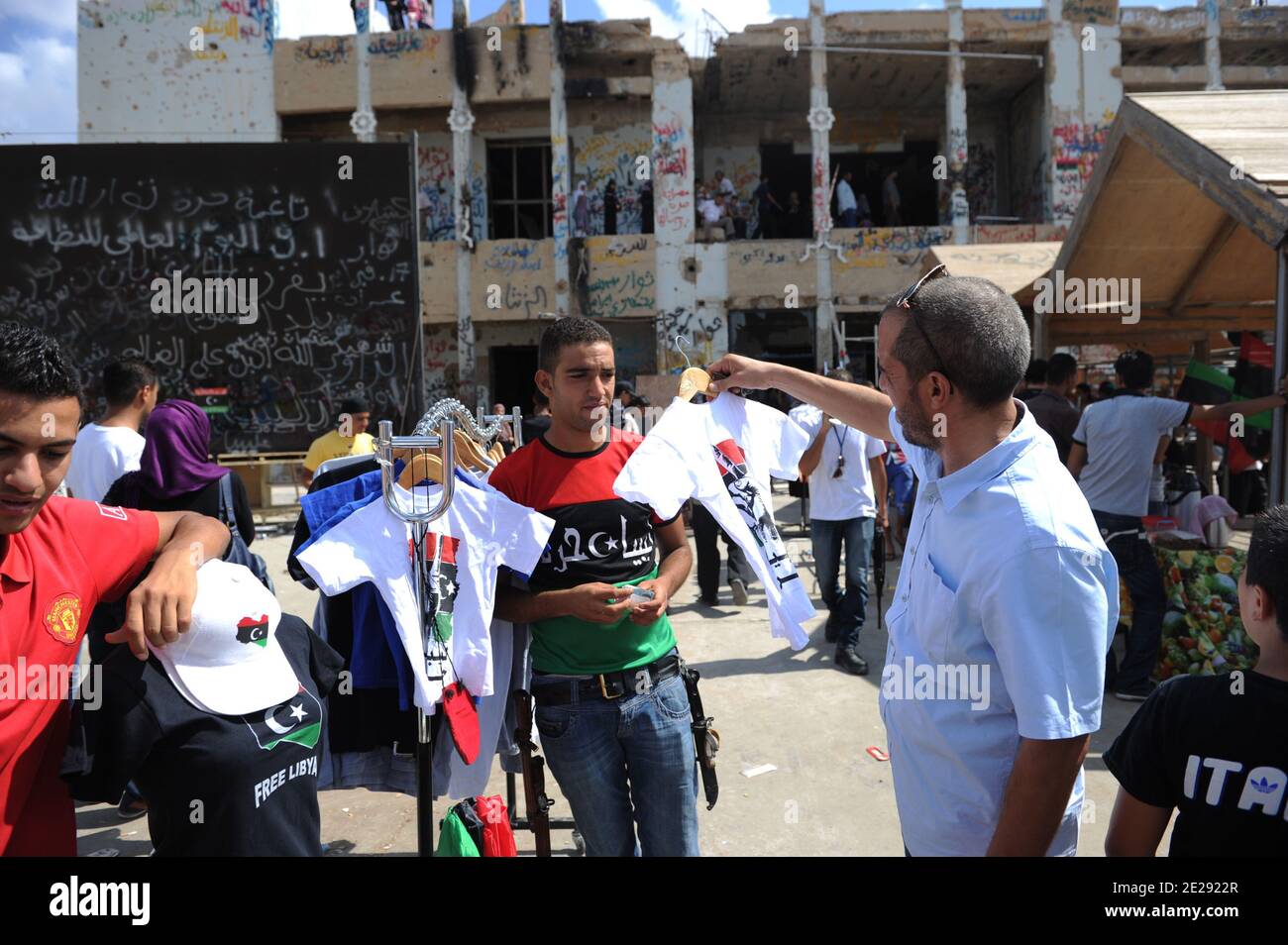 Atmosphäre auf dem Gelände von Bab Al Aziziyah, neben Gaddafis ehemaligem Wohnsitz, wo es jetzt viele Stände gibt, die Souvenirs, T-Shirts, Fahnen verkaufen, wie sie am 27. September 2011 in Tripolis, Libyen, zu sehen sind. Foto von Ammar Abd Rabbo/ABACAPRESS.COM Stockfoto