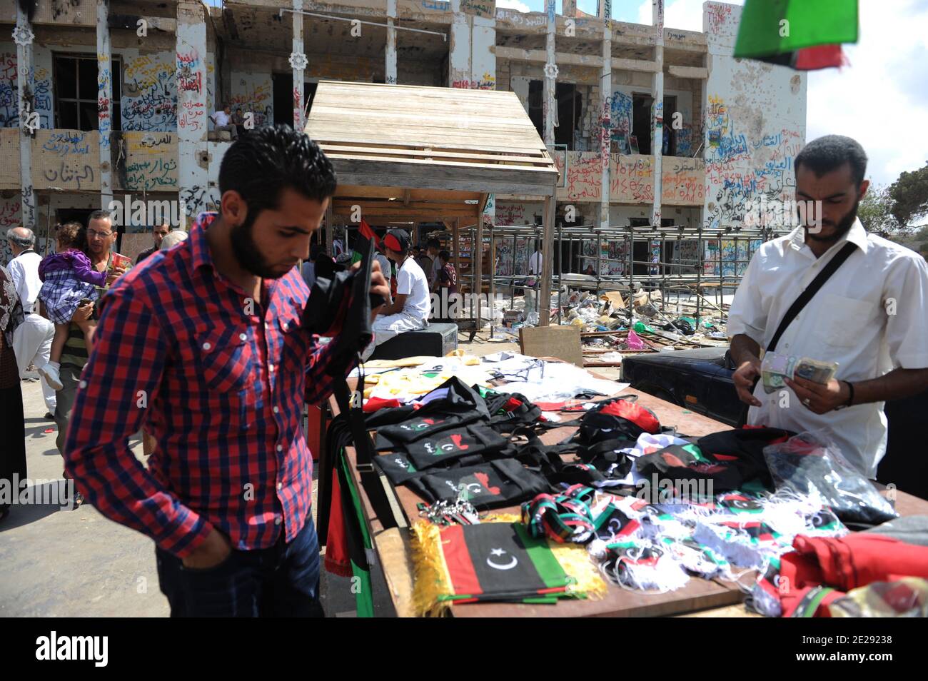 Atmosphäre auf dem Gelände von Bab Al Aziziyah, neben Gaddafis ehemaligem Wohnsitz, wo es jetzt viele Stände gibt, die Souvenirs, T-Shirts, Fahnen verkaufen, wie sie am 27. September 2011 in Tripolis, Libyen, zu sehen sind. Foto von Ammar Abd Rabbo/ABACAPRESS.COM Stockfoto