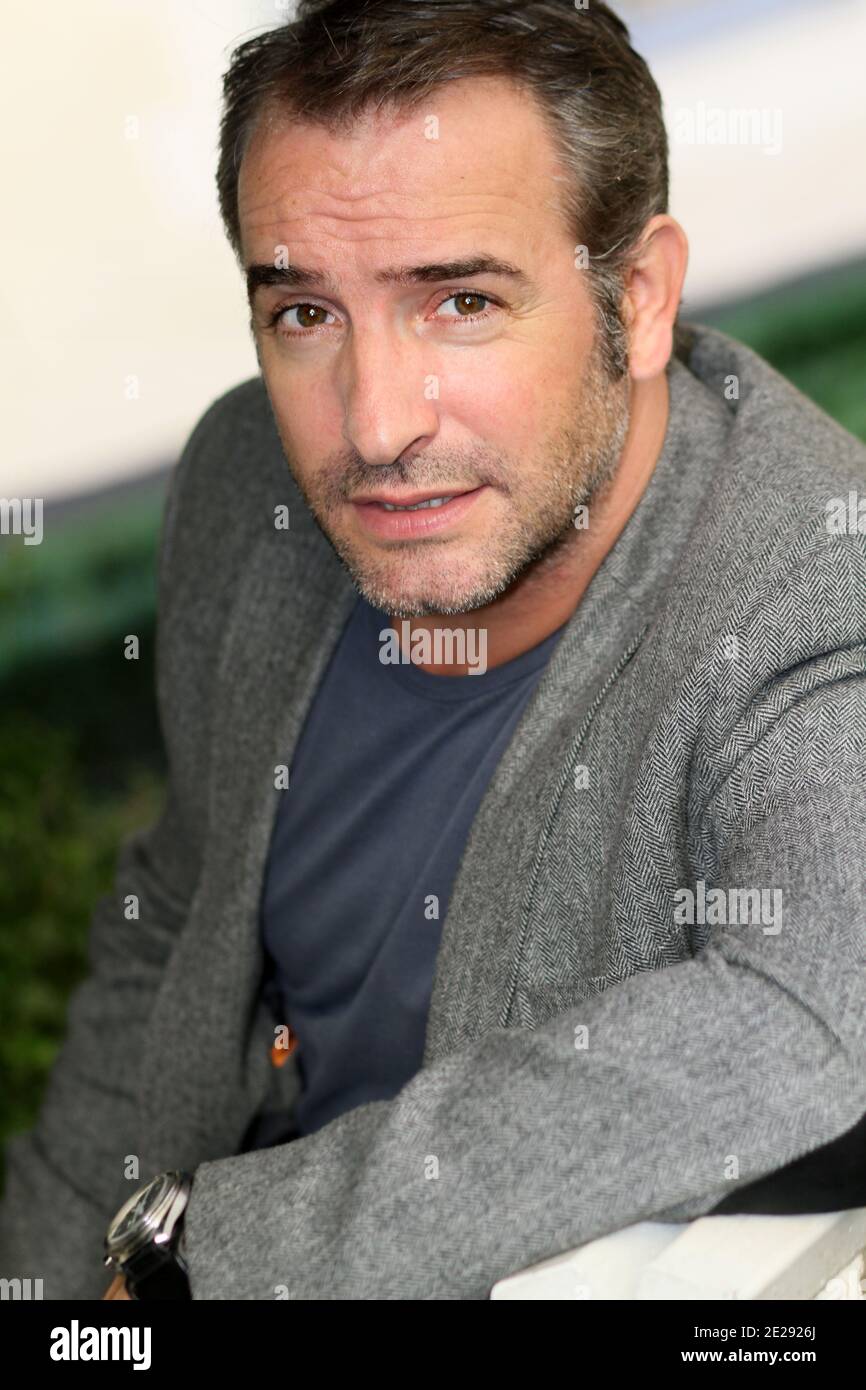 Der französische Schauspieler Jean Dujardin posiert am 27. September 2011 im Hotel Gantois in Lille, Nordfrankreich, nach einer Pressekonferenz, um Hazanavicius' neuesten Film "der Künstler" mit Dujardin vorzustellen. Dujardin gewann den Prix de l'Interpretation maskulin (bester Schauspieler) mit dem Film während der Filmfestspiele von Cannes 2011. Foto von Sylvain Lefevre/ABACAPRESS.COM Stockfoto