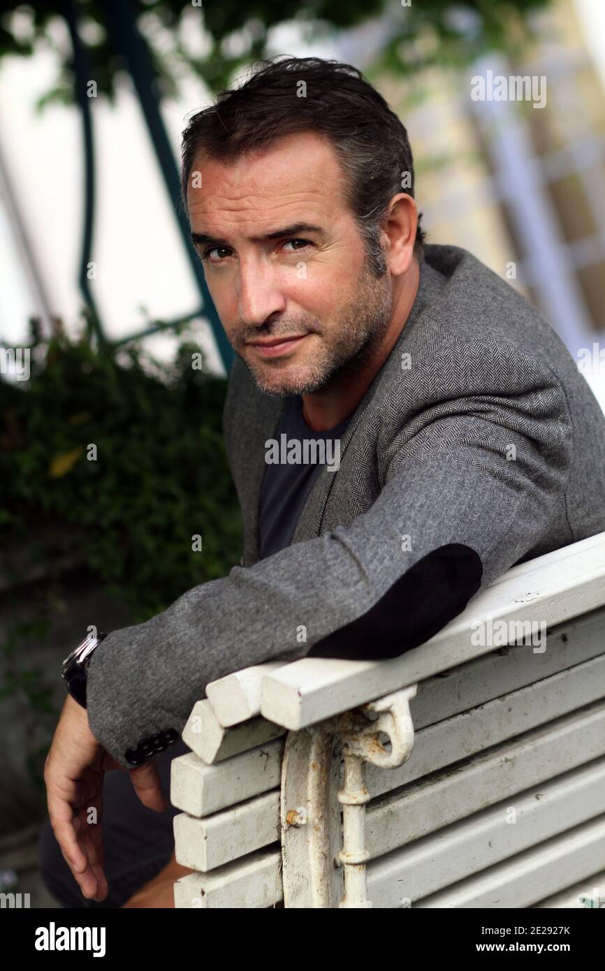 Der französische Schauspieler Jean Dujardin posiert am 27. September 2011 im Hotel Gantois in Lille, Nordfrankreich, nach einer Pressekonferenz, um Hazanavicius' neuesten Film "der Künstler" mit Dujardin vorzustellen. Dujardin gewann den Prix de l'Interpretation maskulin (bester Schauspieler) mit dem Film während der Filmfestspiele von Cannes 2011. Foto von Sylvain Lefevre/ABACAPRESS.COM Stockfoto