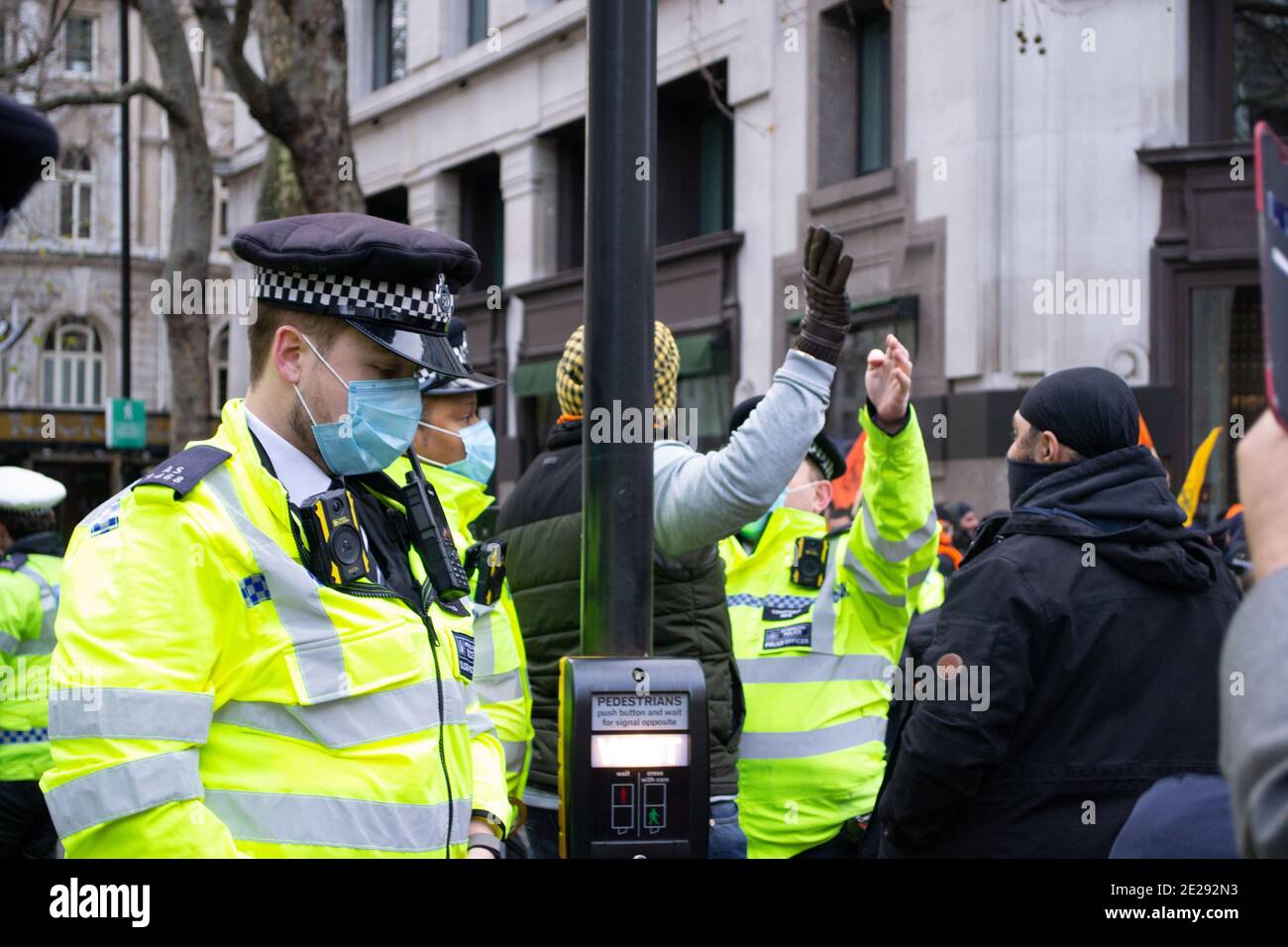 ALDWYCH, LONDON, ENGLAND - 6. Dezember 2020: Protestler, der vor dem India House gegen die Polizei protestiert, protestiert in Solidarität mit Pun Stockfoto