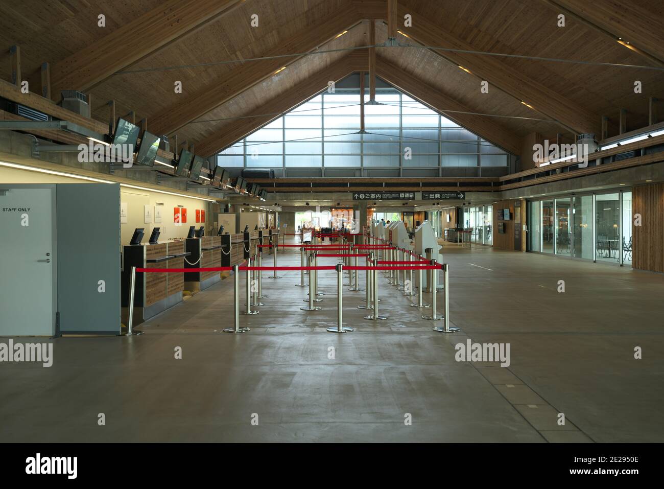 Okinawa, Japan, 22. Juni 2020: Schalter Für Inlandsflüge Am Flughafen Miyako Shimojishima Stockfoto