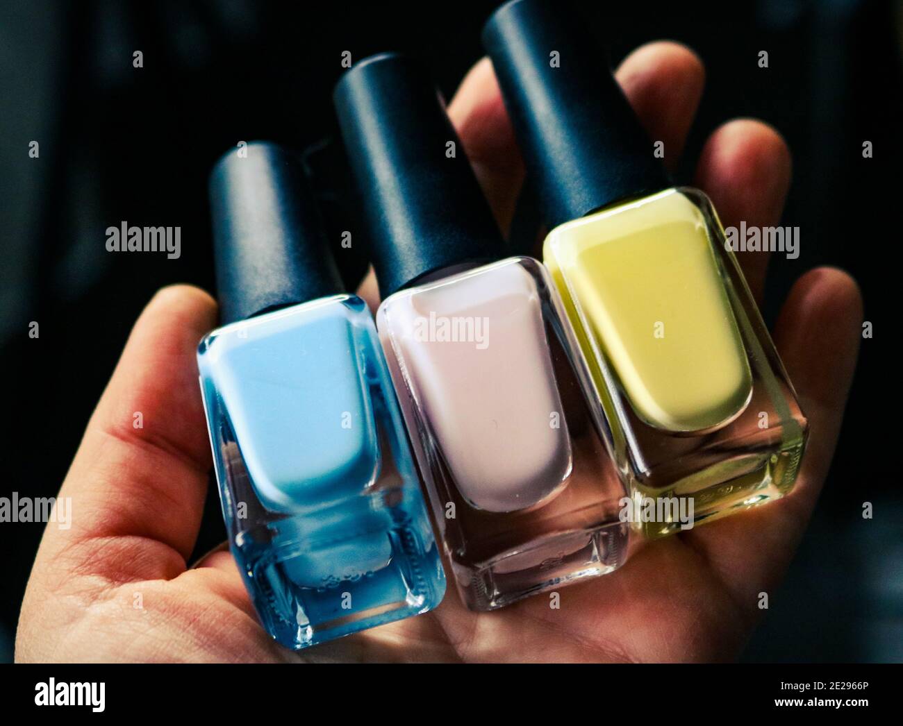 Ein Hand halten Pastell Nagellack Stockfoto