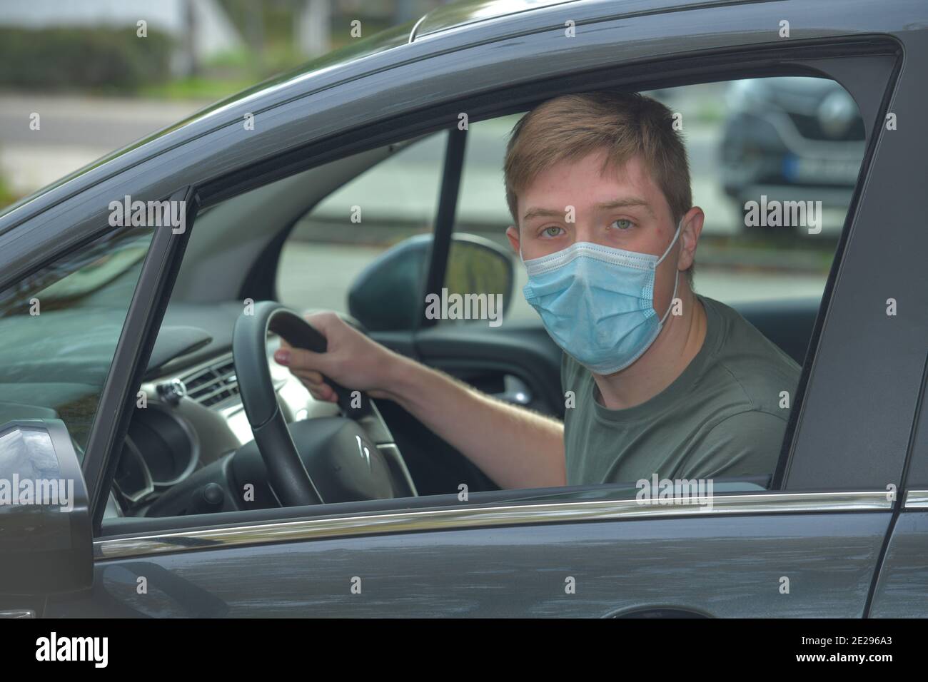 Symbolfoto, Corona, Maske, Auto Stockfoto