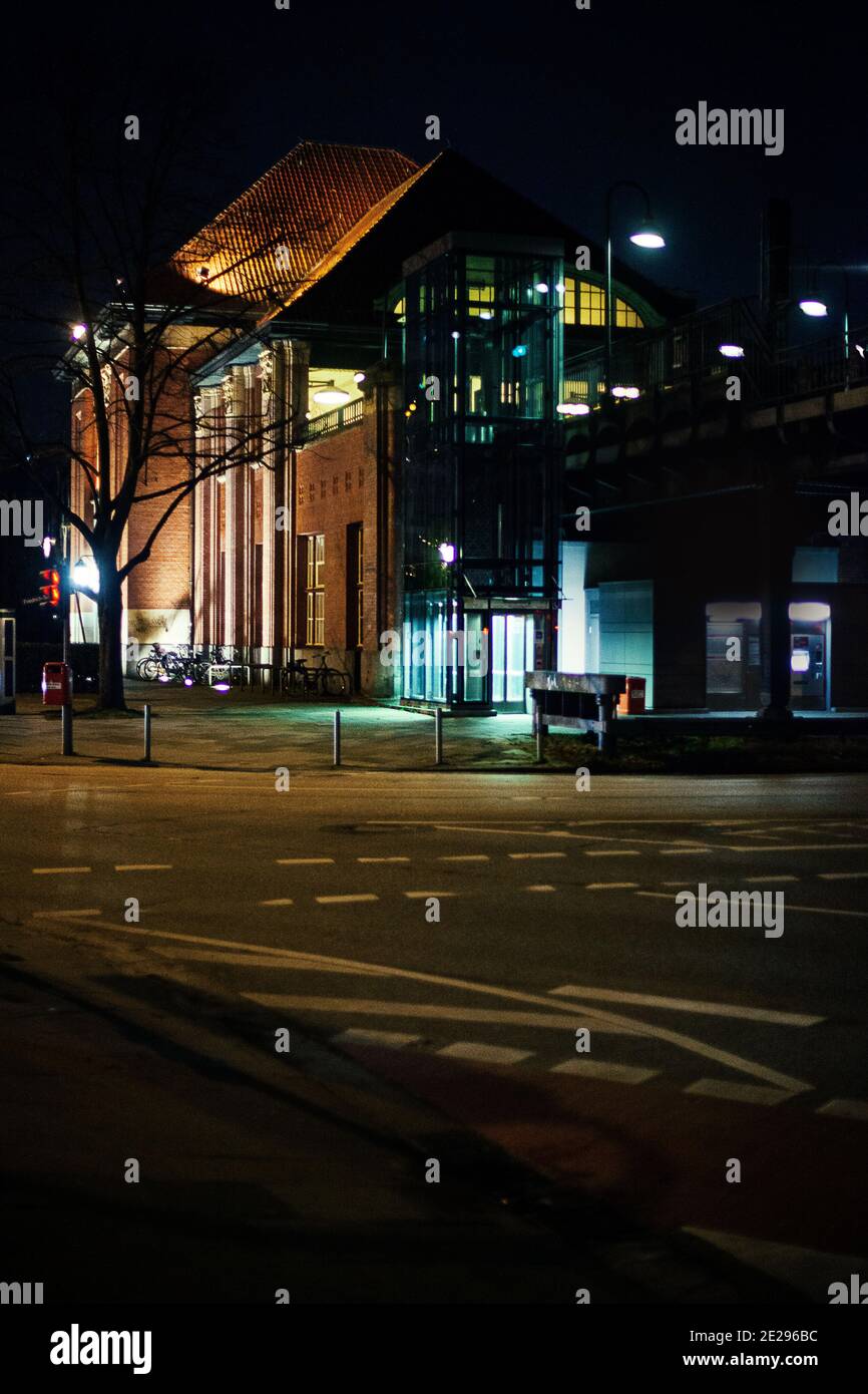 Mundsburg Bahnhof bei Nacht Stockfoto