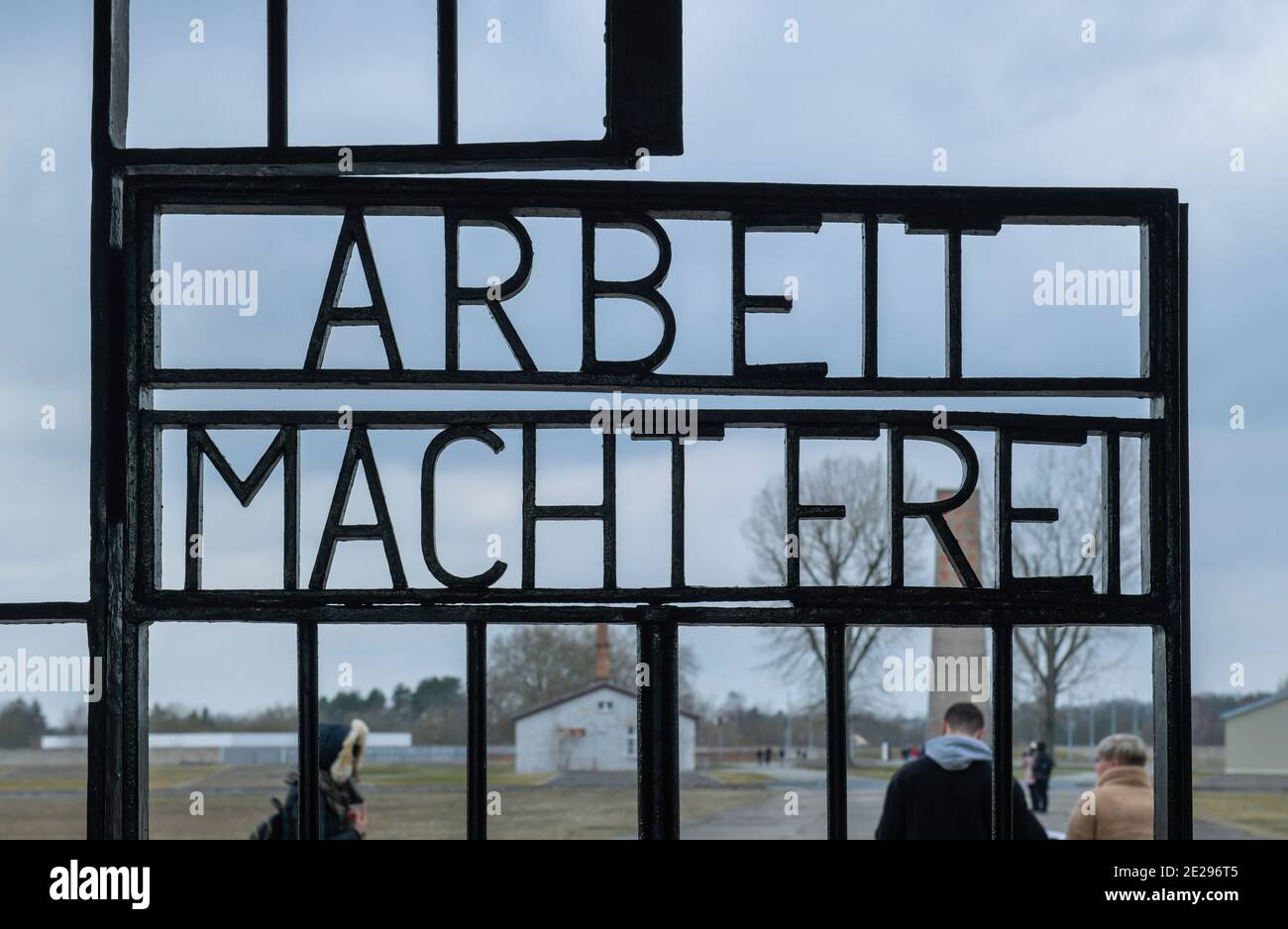 Schriftzug 'Arbeit macht frei' im Eingangsgebäude zum Häftlingslager 'Turm A', Gedenkstätte und Museum Konzentrationslager Sachsenhausen, Oranienburg, Stockfoto