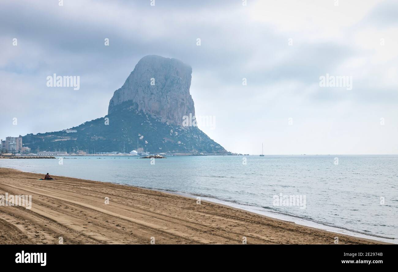 Der Felsen von Calpe 'Ifach' während nebligen Morgen entlang Sandstrand, Calpe, Costa Blanca, Spanien Stockfoto