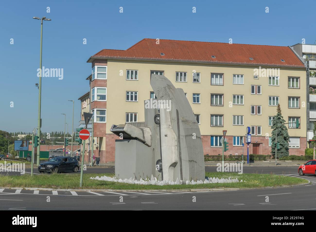 Wolf Vostell Skulptur" 2 Beton Cadillacs in Form der nackten Maja', Rathenauplatz, Halensee, Berlin, Deutschland Stockfoto