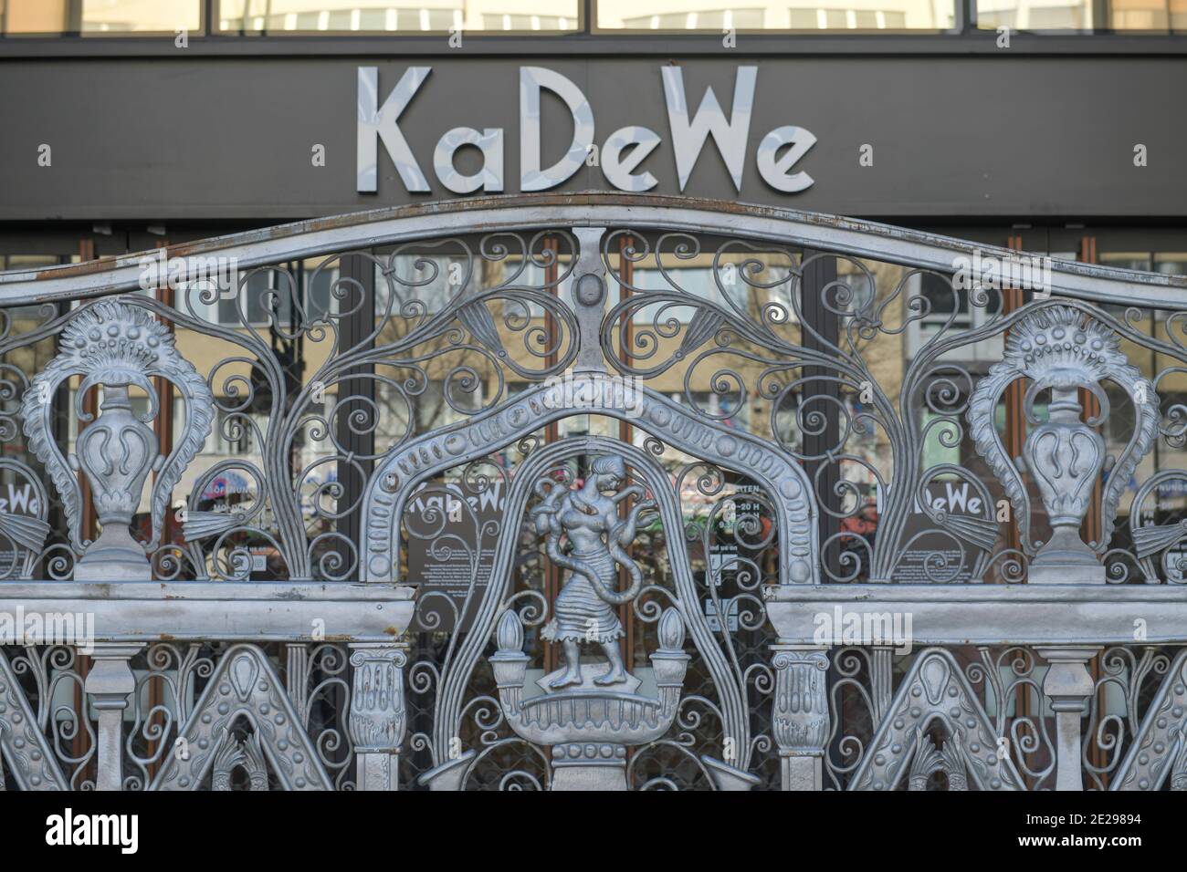 Berlin in Zeiten der Corona-Rise, 25.03.2020. Hier: Kaufhaus KaDeWe hat geschlossen, Tauentzien, Berlin, Deutschland Stockfoto