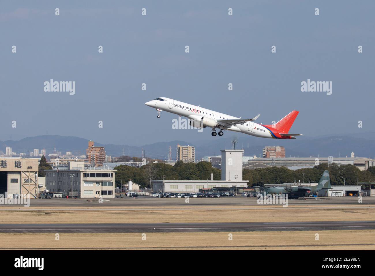 Am 18. März 2020 startet das Testflugzeug Nr. 10 des Mitsubishi Spacejet (ehemals MRJ) erstmals vom Flughafen Nagoya in der Präfektur. FOTO: Tatsuyuki TAYAMA/Aviation Wire Stockfoto