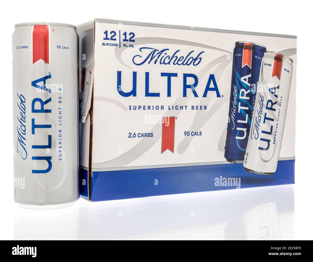 Winneconne, WI -3 Januar 2021: Ein 12 Pack Michelob ultra Bier auf einem isolierten Hintergrund. Stockfoto