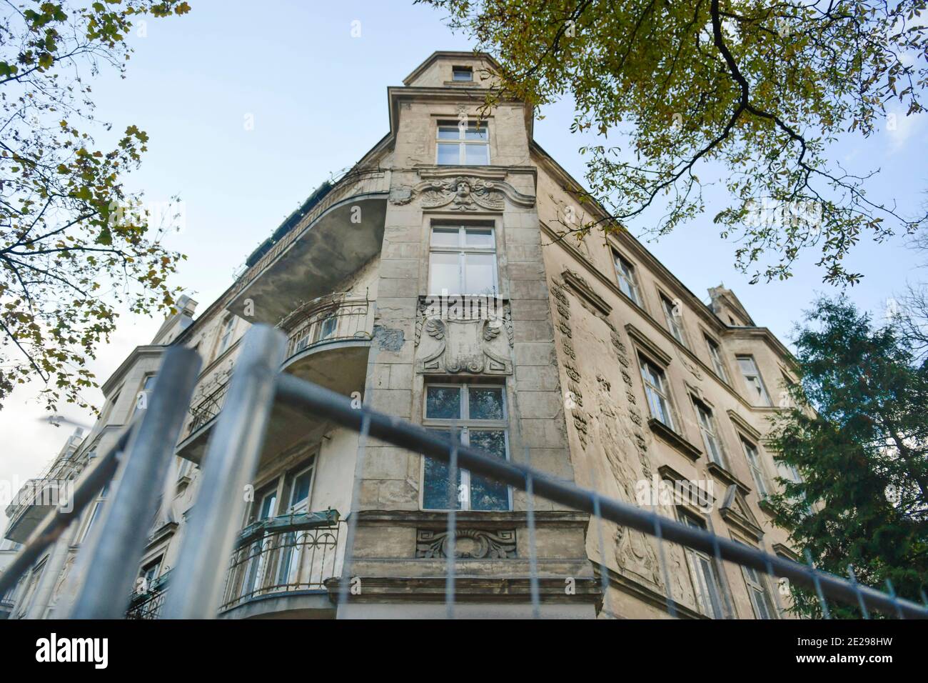 Geisterhaus, Leerstand Wohnhaus Stubenrauchstraße Ecke Odenwaldstraße, Friedenau, Berlin, Deutschland Stockfoto