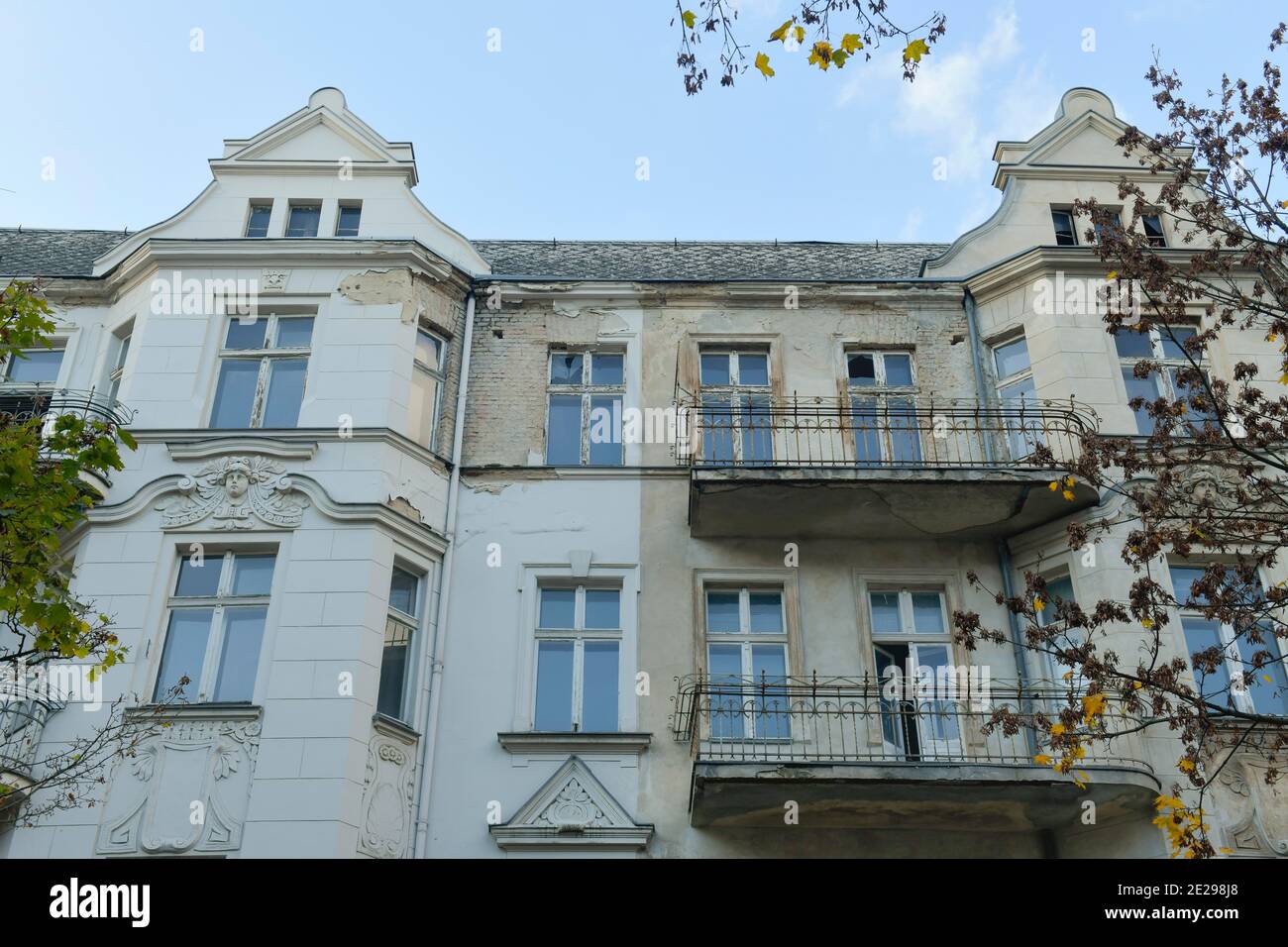 Geisterhaus, Leerstand Wohnhaus Stubenrauchstraße Ecke Odenwaldstraße, Friedenau, Berlin, Deutschland Stockfoto