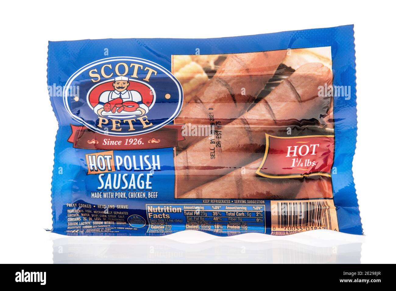 Winneconne, WI -9 Januar 2021: Ein Paket von Scott Pete heißen Polish Wurst auf einem isolierten Hintergrund. Stockfoto