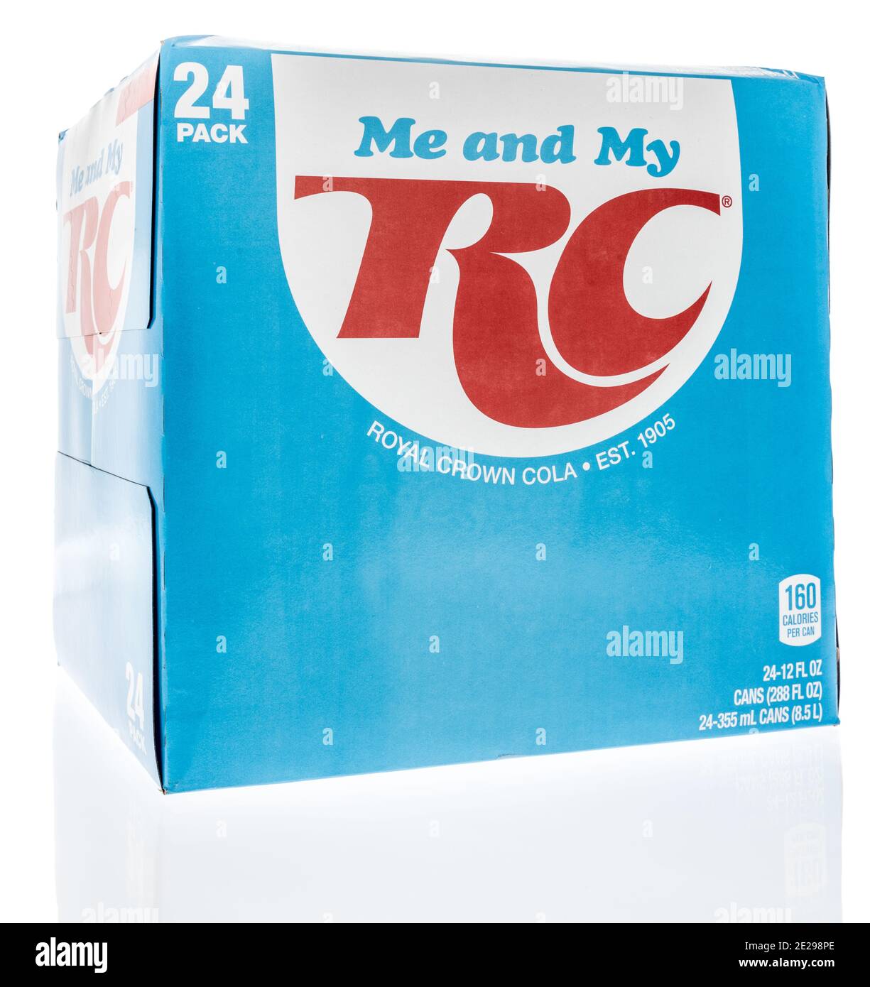 Winneconne, WI -9 Januar 2021: Ein Paket von RC Royal Krone Cola auf einem isolierten Hintergrund. Stockfoto