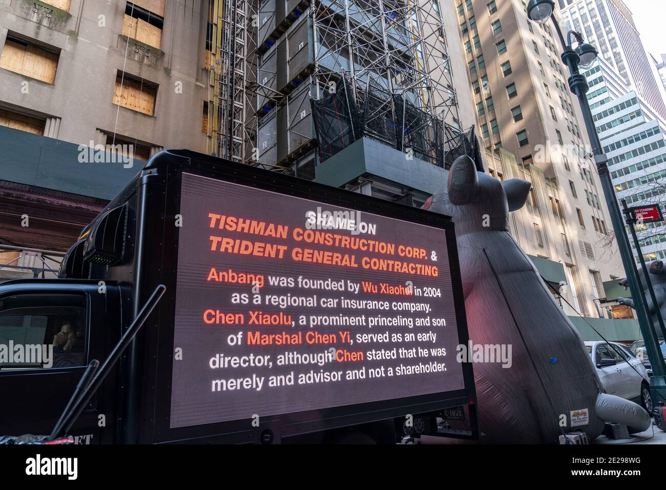 New York, NY - 12. Januar 2021: Logo der Gewerkschaft Carpenters auf der Jacke eines Gewerkschaftsmitglieds während des Protestes gegen die Firma Tishman in Waldorf Astoria Stockfoto