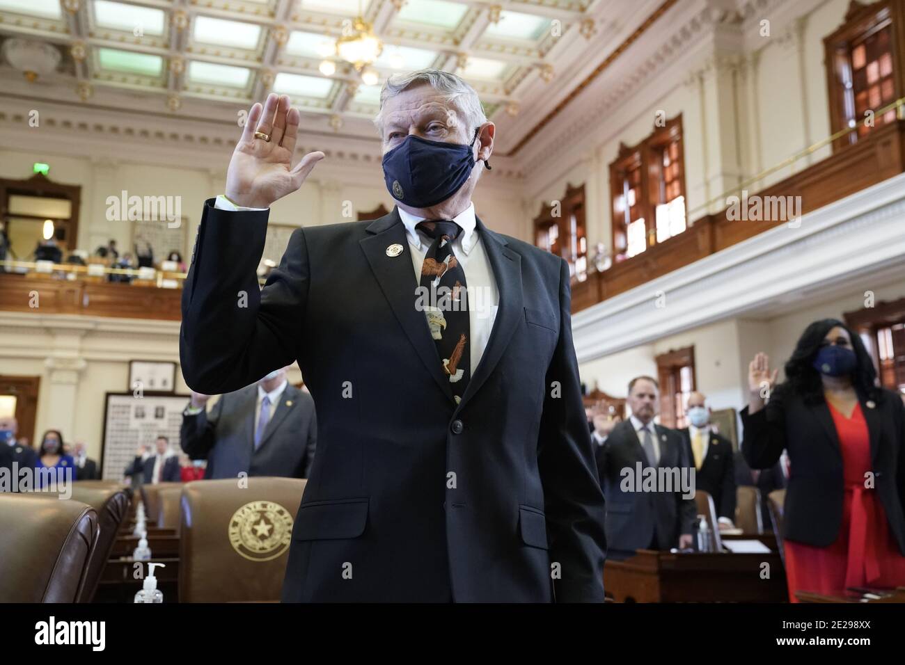 Austin, Texas 12. Januar 2021: Der Rep. CHARLES (DOC) ANDERSON, R-Waco, rezitiert den Amtseid, während die 87. Sitzung im Texas House beginnt. Die Gesetzgeber stehen aufgrund der Coronavirus-Pandemie vor einem enormen Defizit. Kredit: Bob Daemmrich/Alamy Live Nachrichten Stockfoto