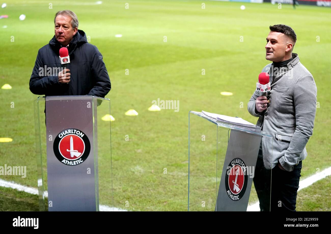 Der ehemalige Charlton Athletic Spieler und Manager Alan Curbishley (links) sprach mit Mark McAdam für Charlton VP während des Sky Bet League One Matches im Valley, London. Stockfoto