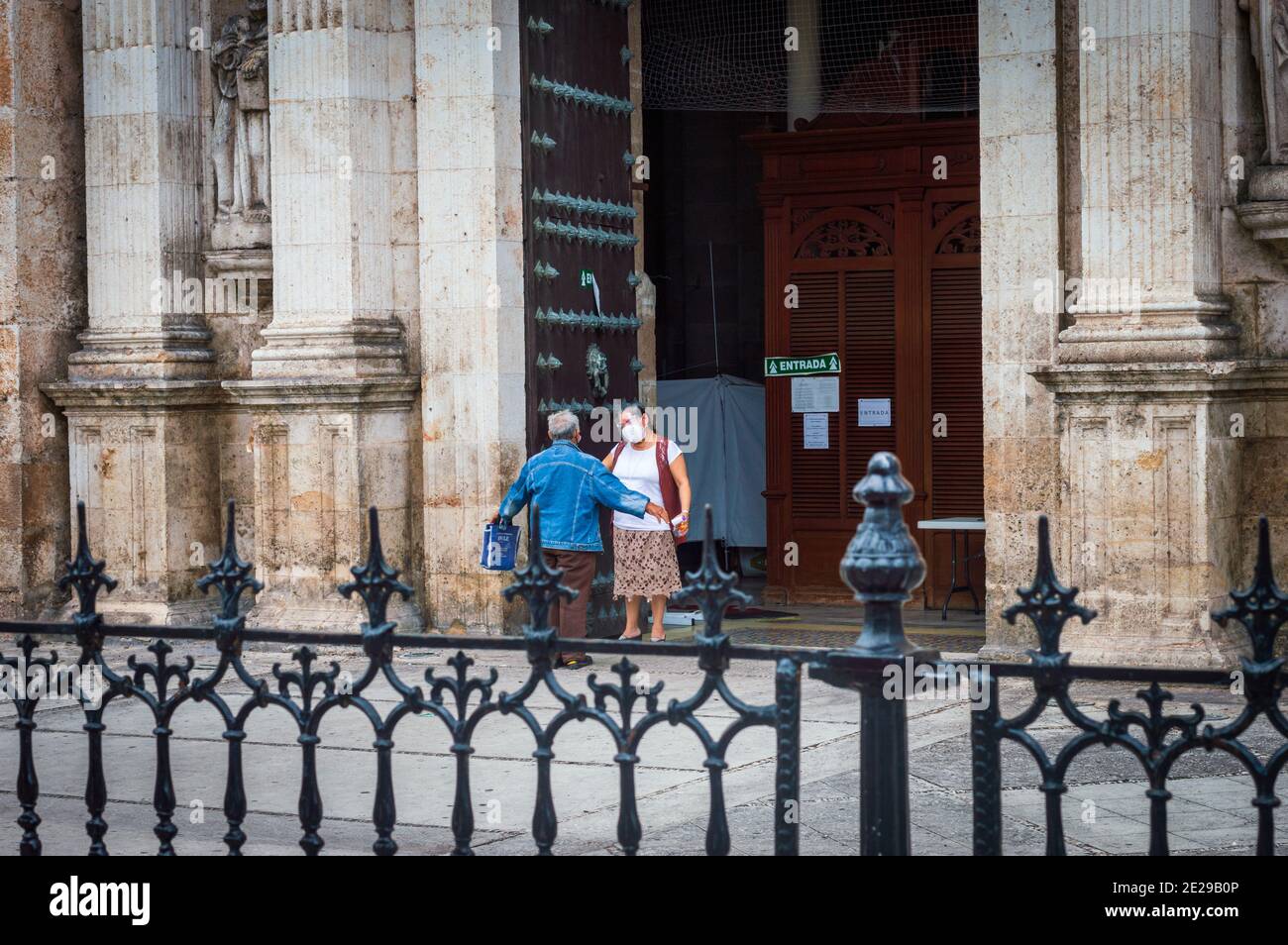 Neues normales Mexiko, Eingang der Kathedrale in Merida, Yucatan. Desinfektionsmittel für Gel und Temperaturscreening während der Covid-Pandemie. Stockfoto