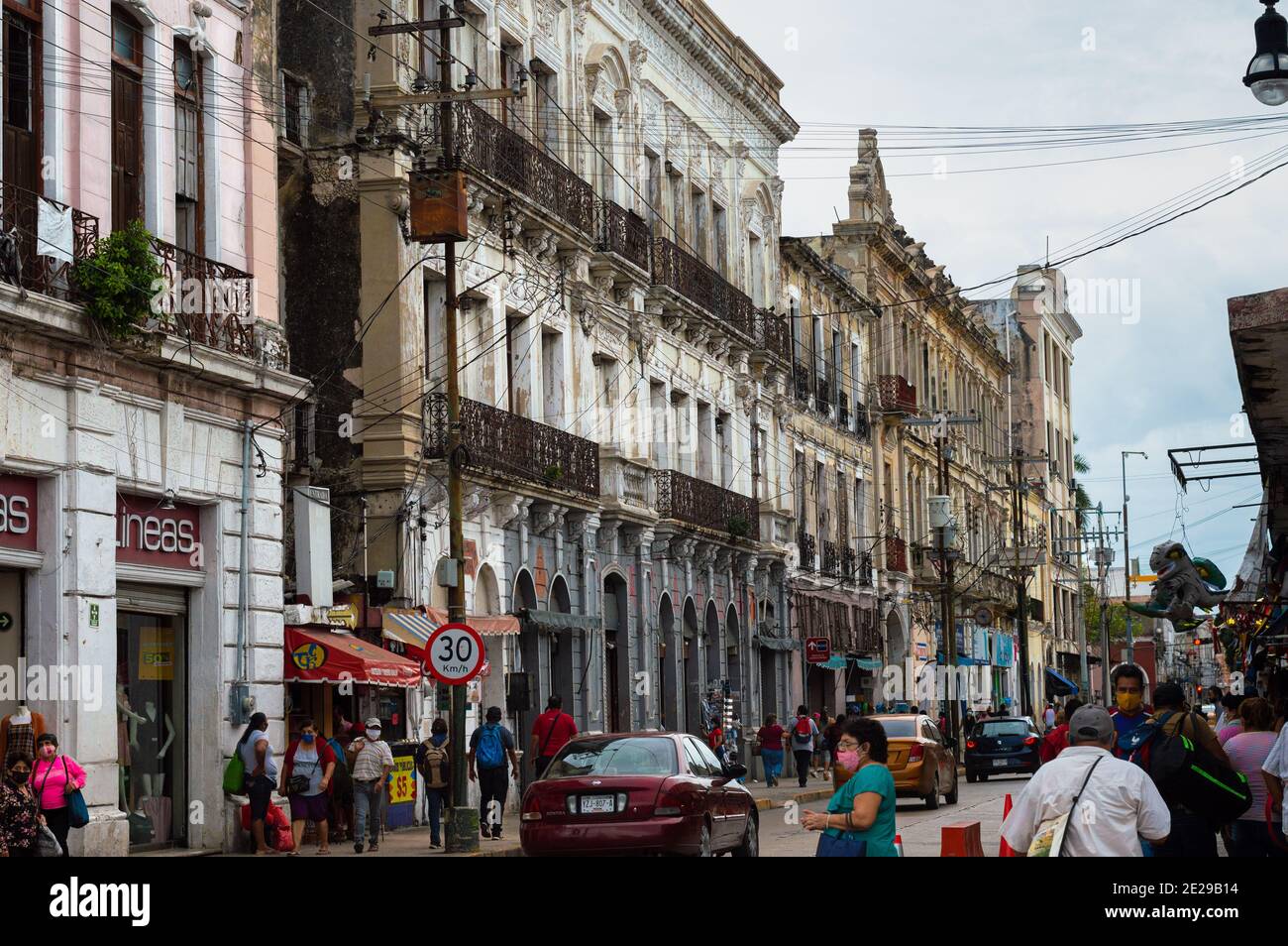 Belebte Innenstadtstraße von Merida, Yucatan, Mexiko. Gebäude im französischen Kolonialstil sind Teil der Gegend. Stockfoto