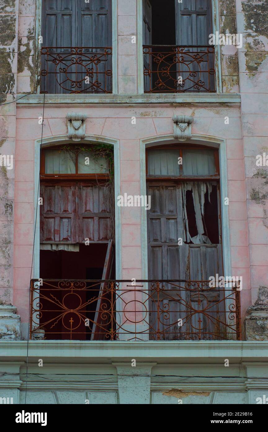 Fenster aus verlassenen kolonialen Gebäude im französischen Stil in der Innenstadt von Merida, Yucatan, Mexiko Stockfoto