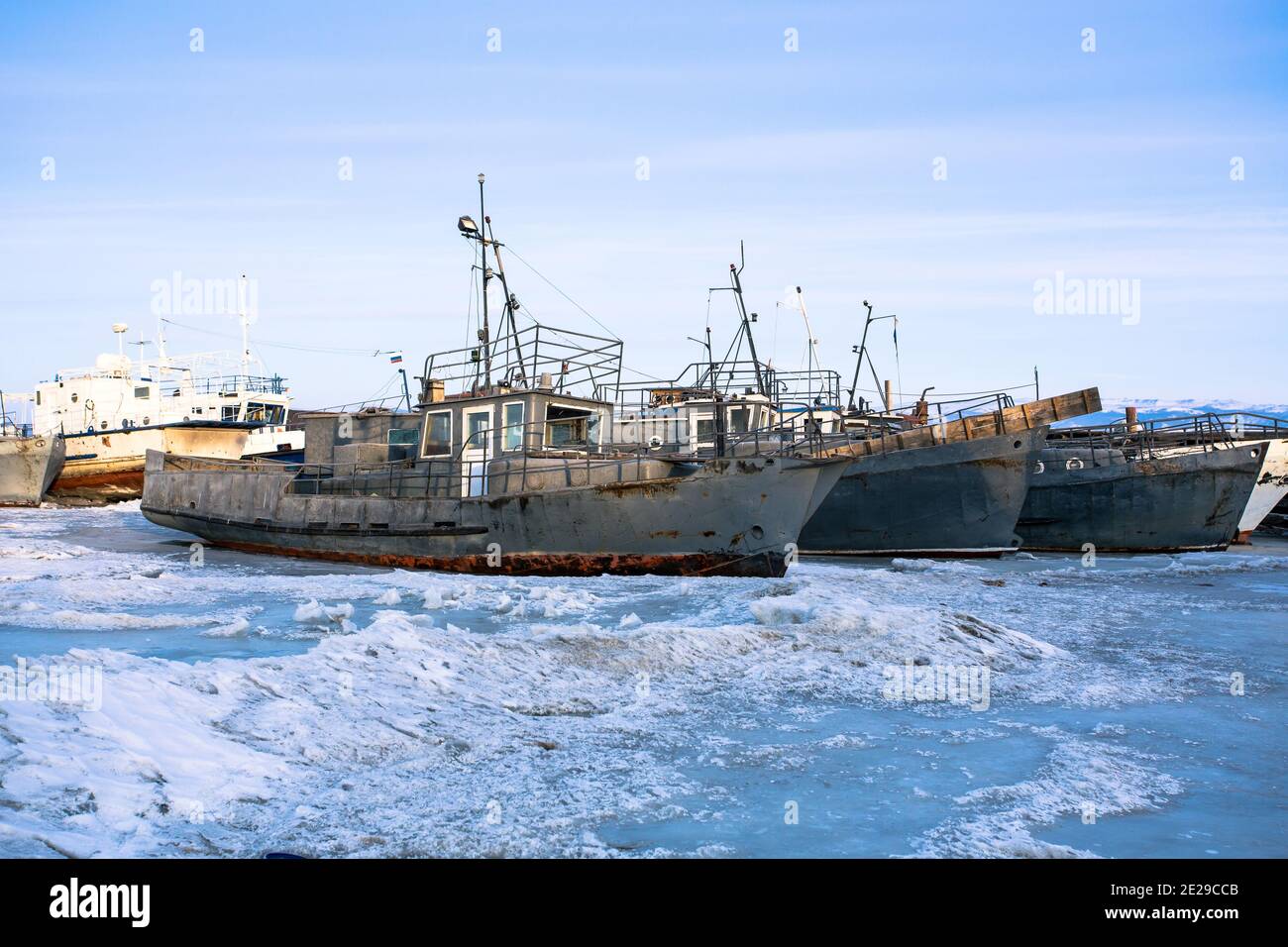 Angeln Boote Im Gefrorenen Wasser Festgemacht Stockfoto