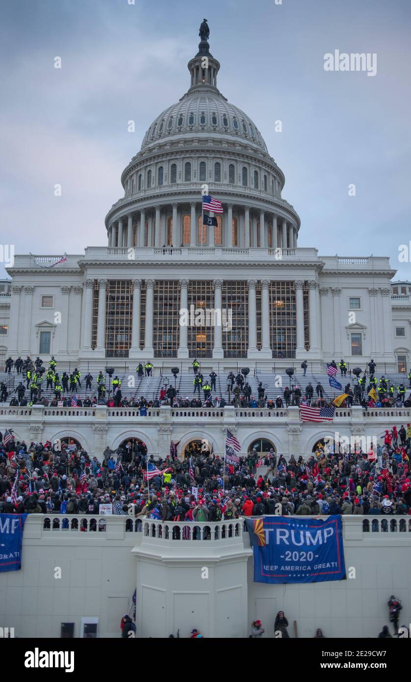 Januar 2021. Große Massen von Demonstranten am Capitol Hill mit Donald Trump 2020 Flaggen. US Capitol Building, Washington DC.USA Stockfoto