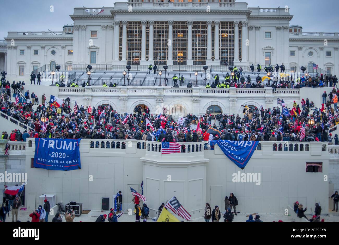 Am 6,2021. Januar strömen nach dem Marsch von Save America große Massen von Präsident Trump-Anhängern auf das US-Kapitolgebäude. Capitol Hill, Washington DC USA Stockfoto