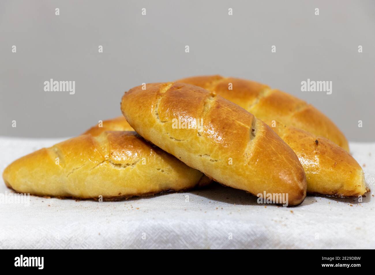 Traditionelles russisches Gebäck. Russische Pirozhki, hausgemachte gebackene Patties. Stockfoto