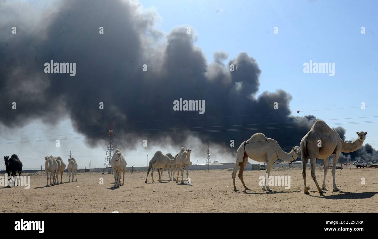 Peking, China. Januar 2021. Das Foto vom 12. Januar 2021 zeigt das Feuer auf einem Reifenhof in Jahra Governorate, Kuwait. Quelle: Asad/Xinhua/Alamy Live News Stockfoto