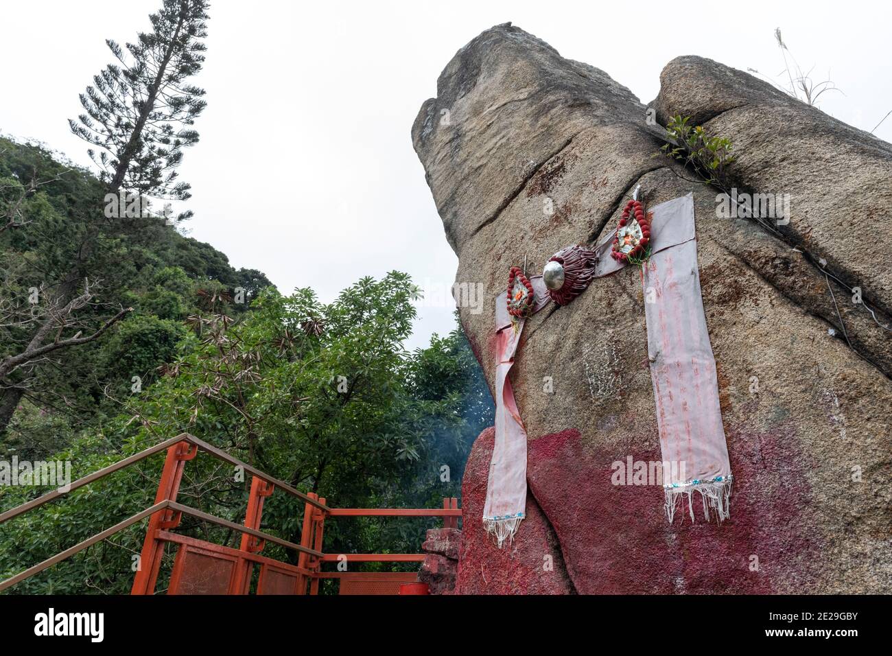 Hongkong, China: 10. Januar 2021. Lovers' Rock, oder Yan Yuen Shek, ist der Ort, wo alleinstehende Frauen gehen sollen, in der Hoffnung, einen Ehemann zu finden. Meine Damen Stockfoto