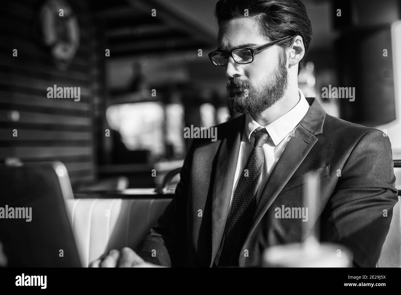 Ernst fokussierten jungen Geschäftsmann Blick auf seinen Laptop. Stockfoto
