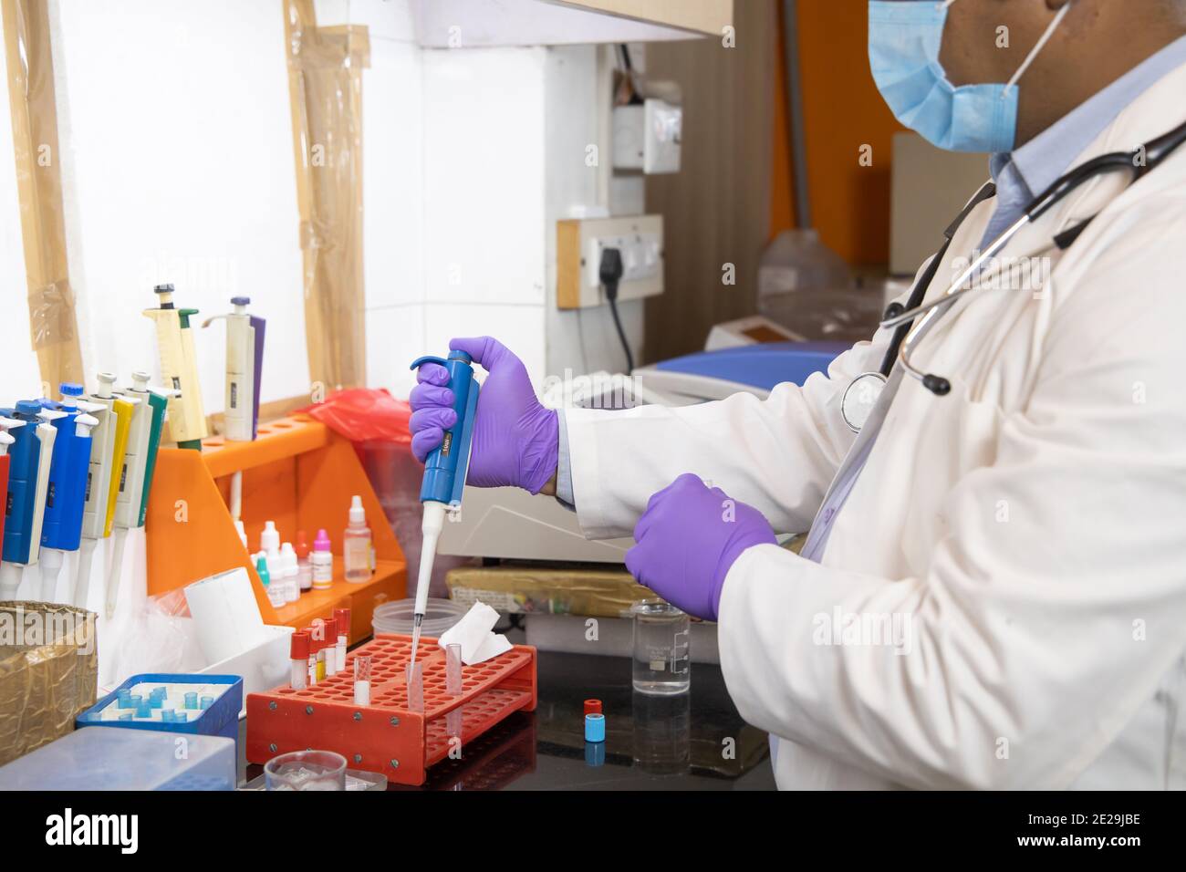 Indische medizinische Wissenschaftler Arzt trägt chirurgische Gesichtsmaske tun Chemische oder Arzneimittelforschung im klinischen Labor für covid Virus-Impfstoff, Gesundheitswesen Stockfoto